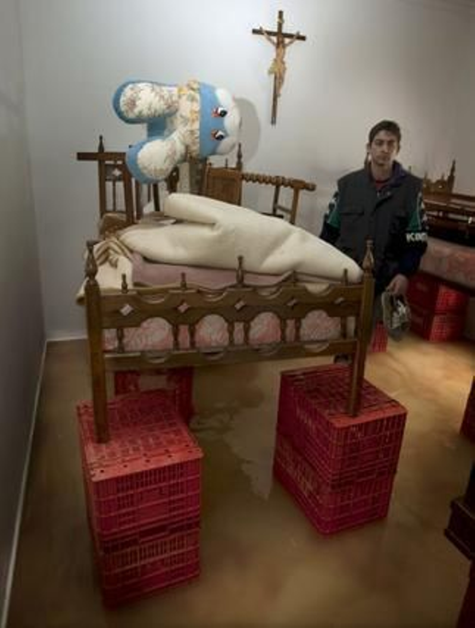 Una cama apoyada sobre cajones para salvar el agua que inunda el piso (Tocina).

Foto: Agencias