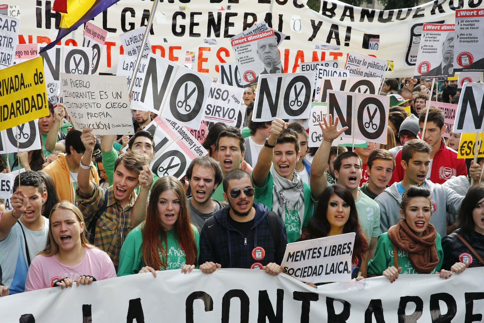 Un grupo de estudiantes se manifiestan en Sevilla durante la última huelga multitudinaria de 2013.