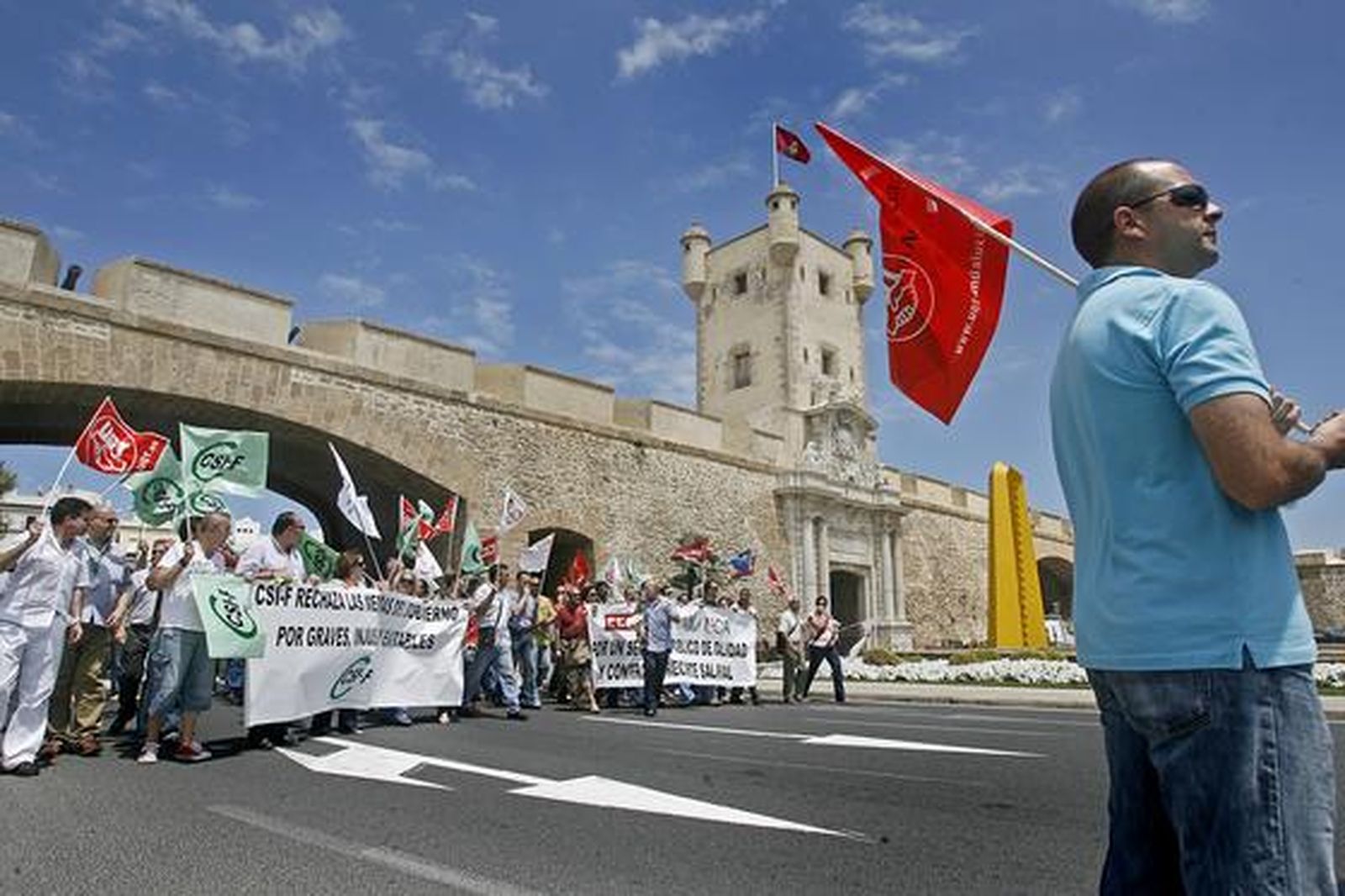 Más de 2.400 empleados públicos gaditanos secundan la huelga de funcionarios. 

Foto: Joaquin Pino