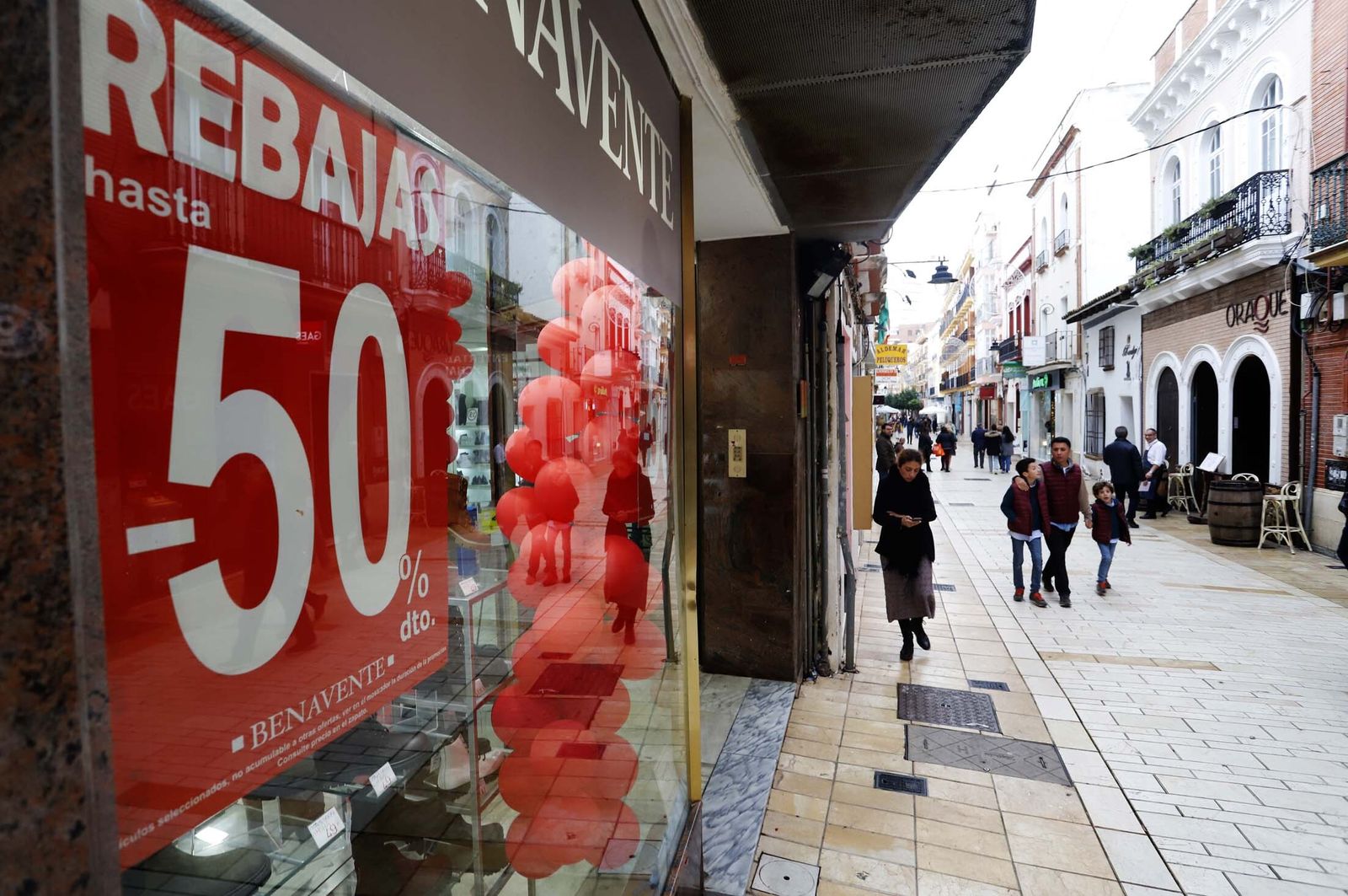 Imágenes del primer día de rebajas en los comercios de Huelva