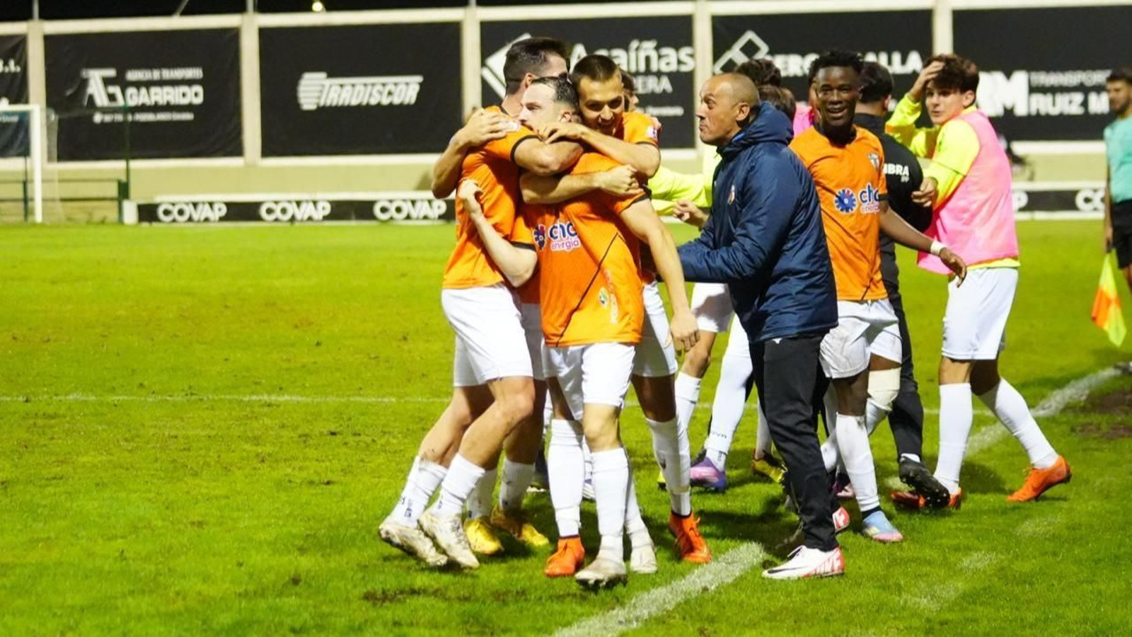 Los jugadores del Pozoblanco, club premiado por la Diputación, celebran un gol.