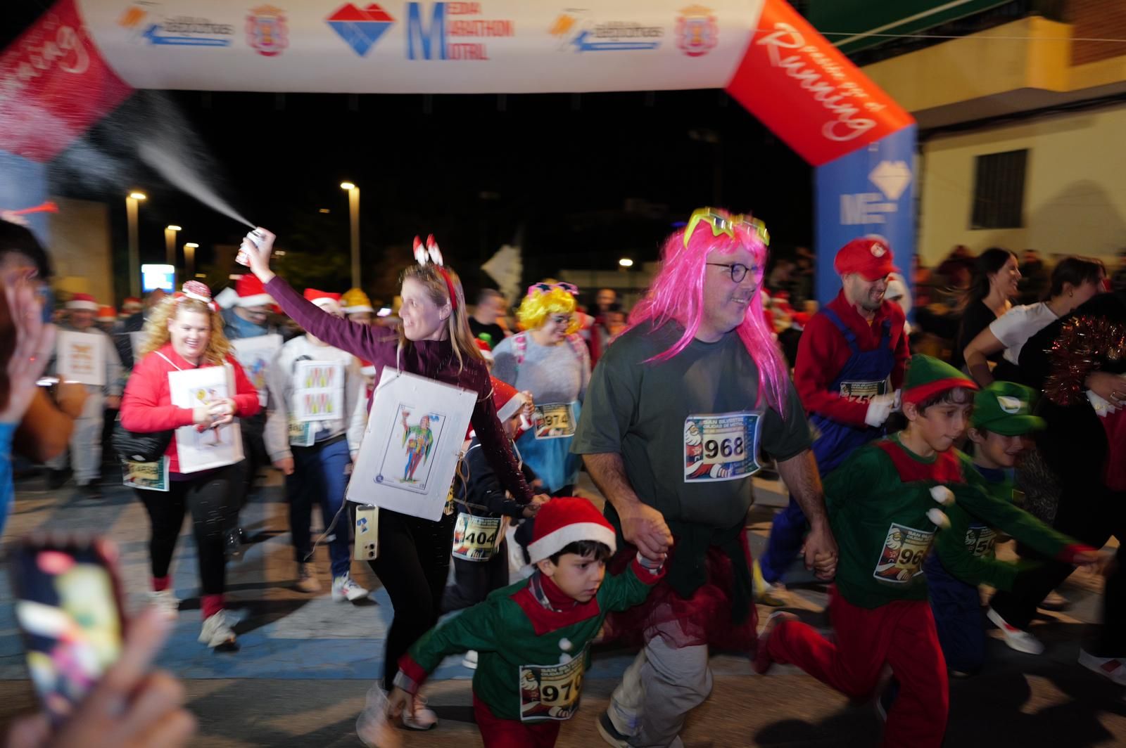 Trolls, coches de choque, bolsas de regalo o exploradores del Parque Jurásico: Así ha sido la San Silvestre de Motril