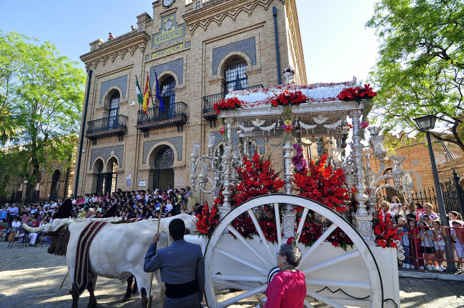 La Hermandad del Rocío del Cerro del Águila en su camino de ida.