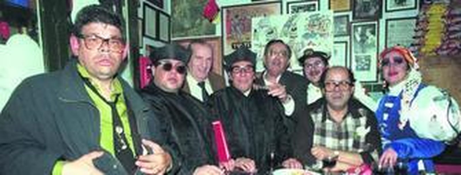 Antonio Martínez Ares es felicitado en los alrededores del Teatro Falla tras conocerse el triunfo de su comparsa, 'Los miserables'.