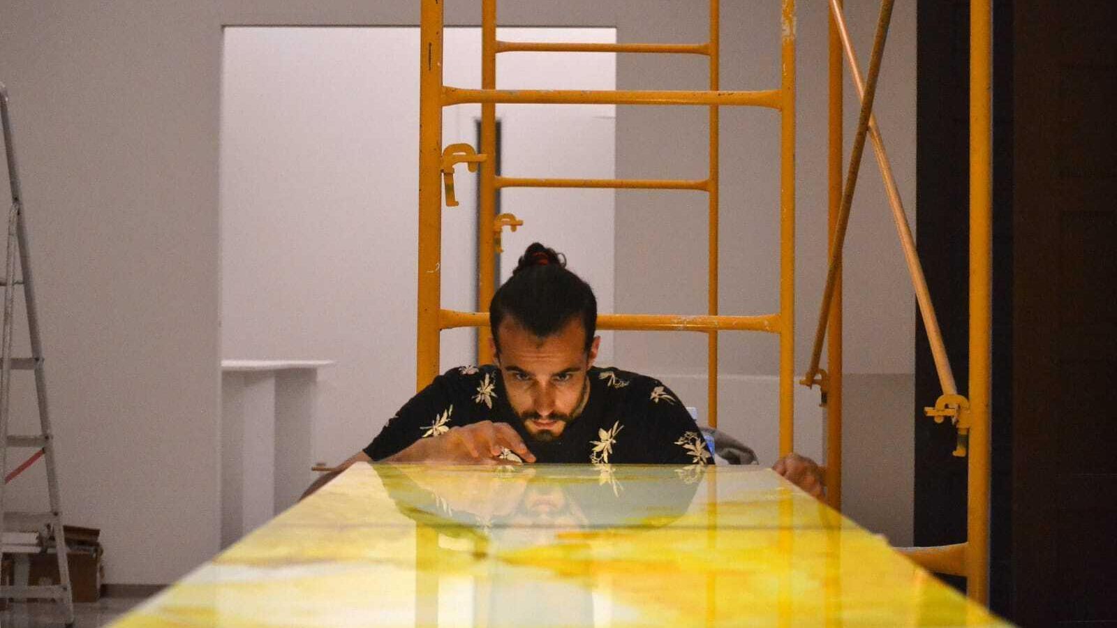 Manuel Caliani durante el proceso creativo.