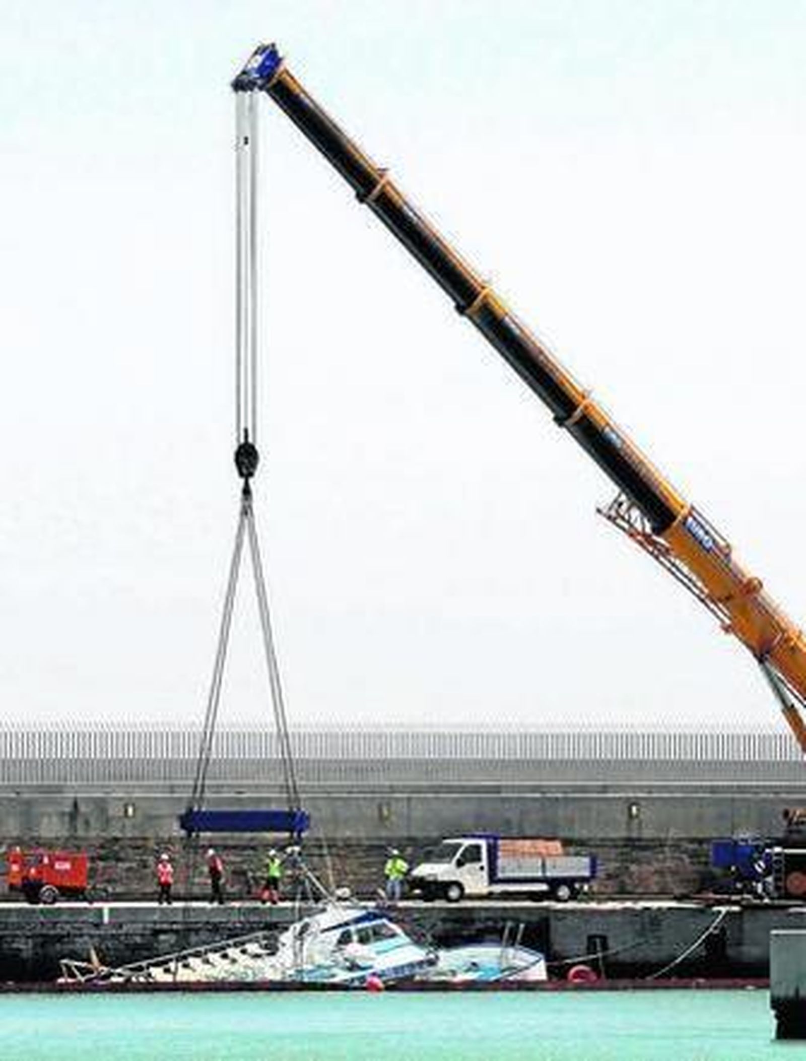 Una grúa reflota al 'L'Atlantida', en mayo de 2015.