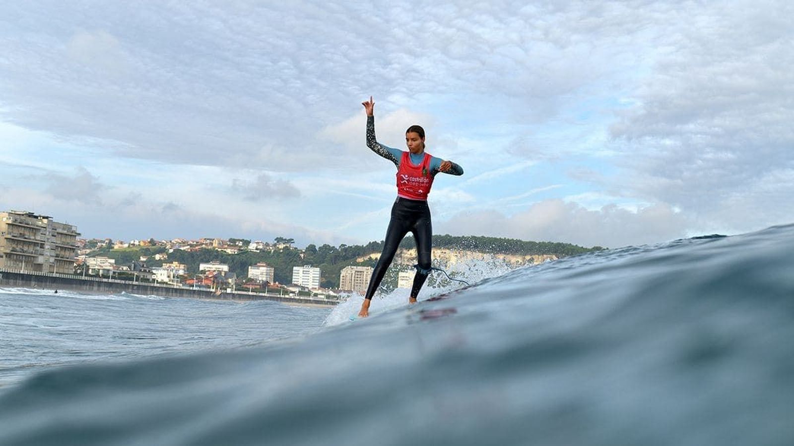 Lara aprendió a surfear en Conil con su padre, que le inculcó la pasión por el deporte.