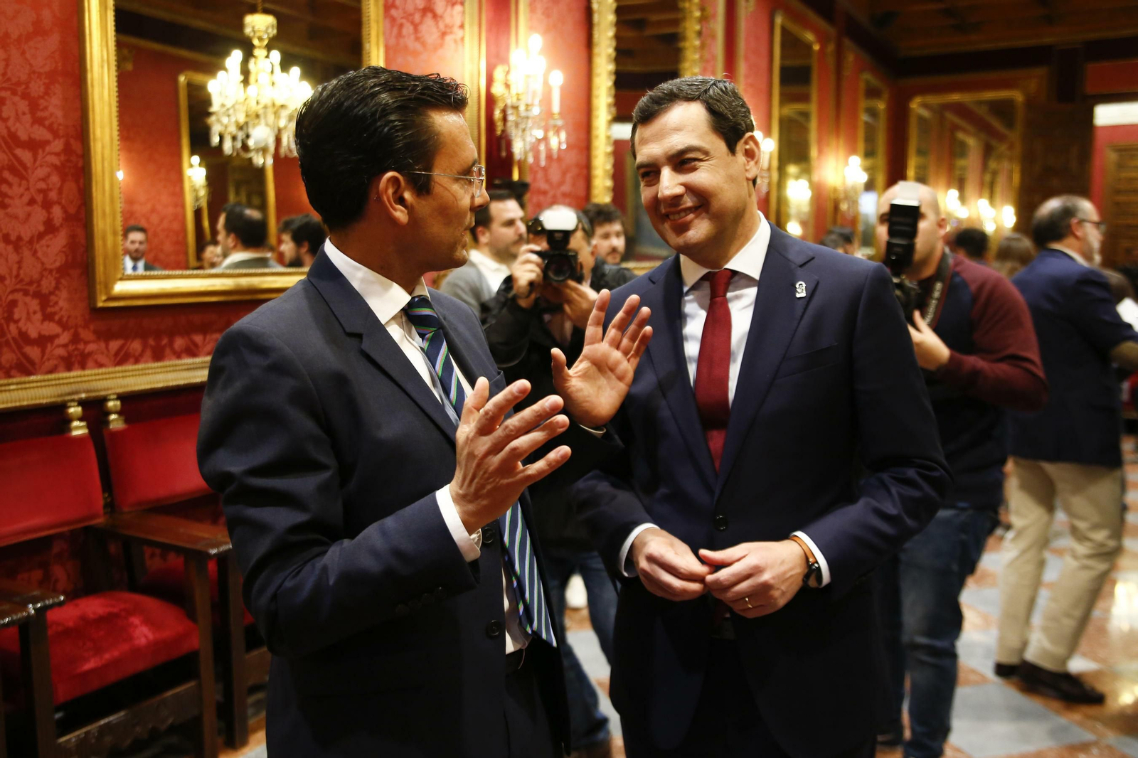 El alcalde de Granada, Francisco Cuenca, conversa con el presidente de la Junta, Juanma Moreno, durante la visita al ayuntamiento.