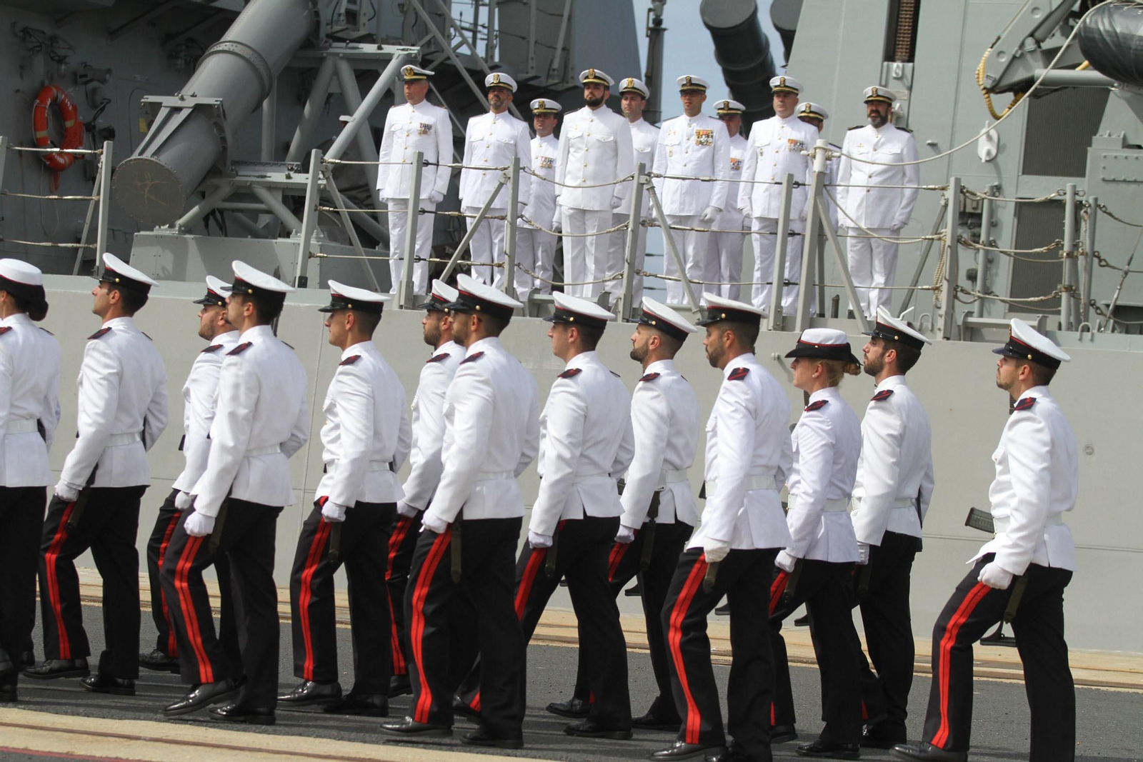 Entrega de la bandera de combate a la fragata Cristobal Colón