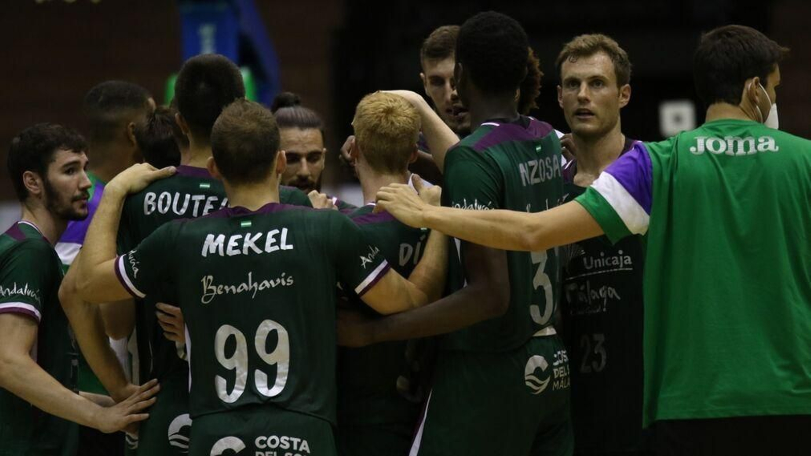 Piña de los jugadores del Unicaja en Sevilla. Piña de los jugadores del Unicaja en Sevilla.
