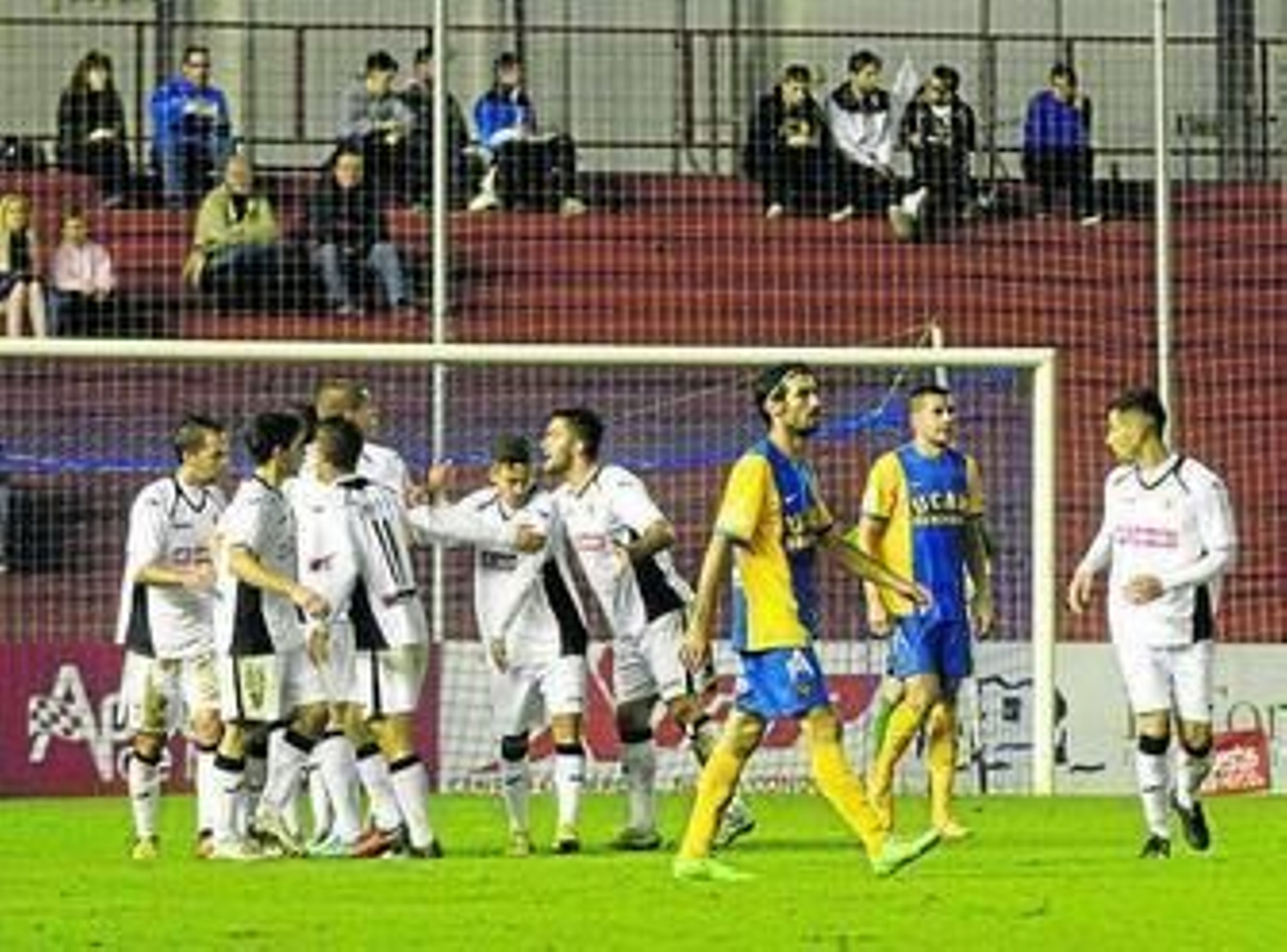 Los aurinegros celebran uno de los goles de Chaco en Murcia, el domingo.