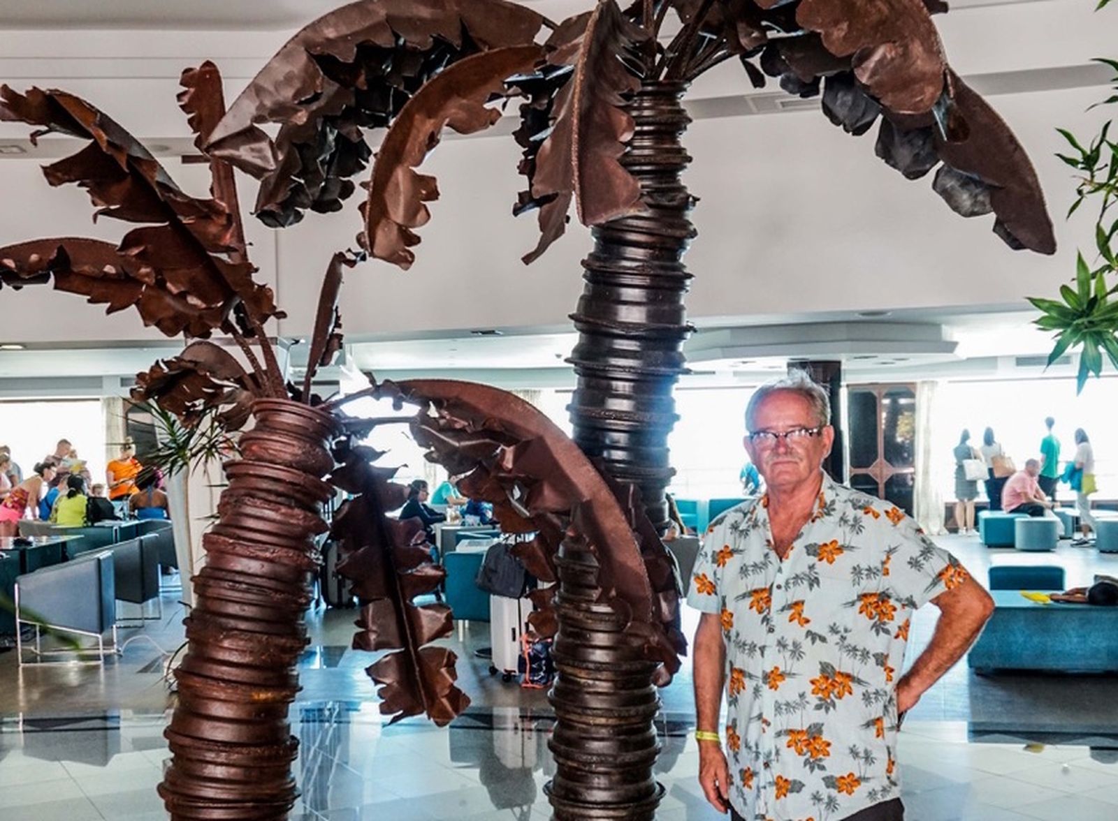 El artista junto a las palmeras.