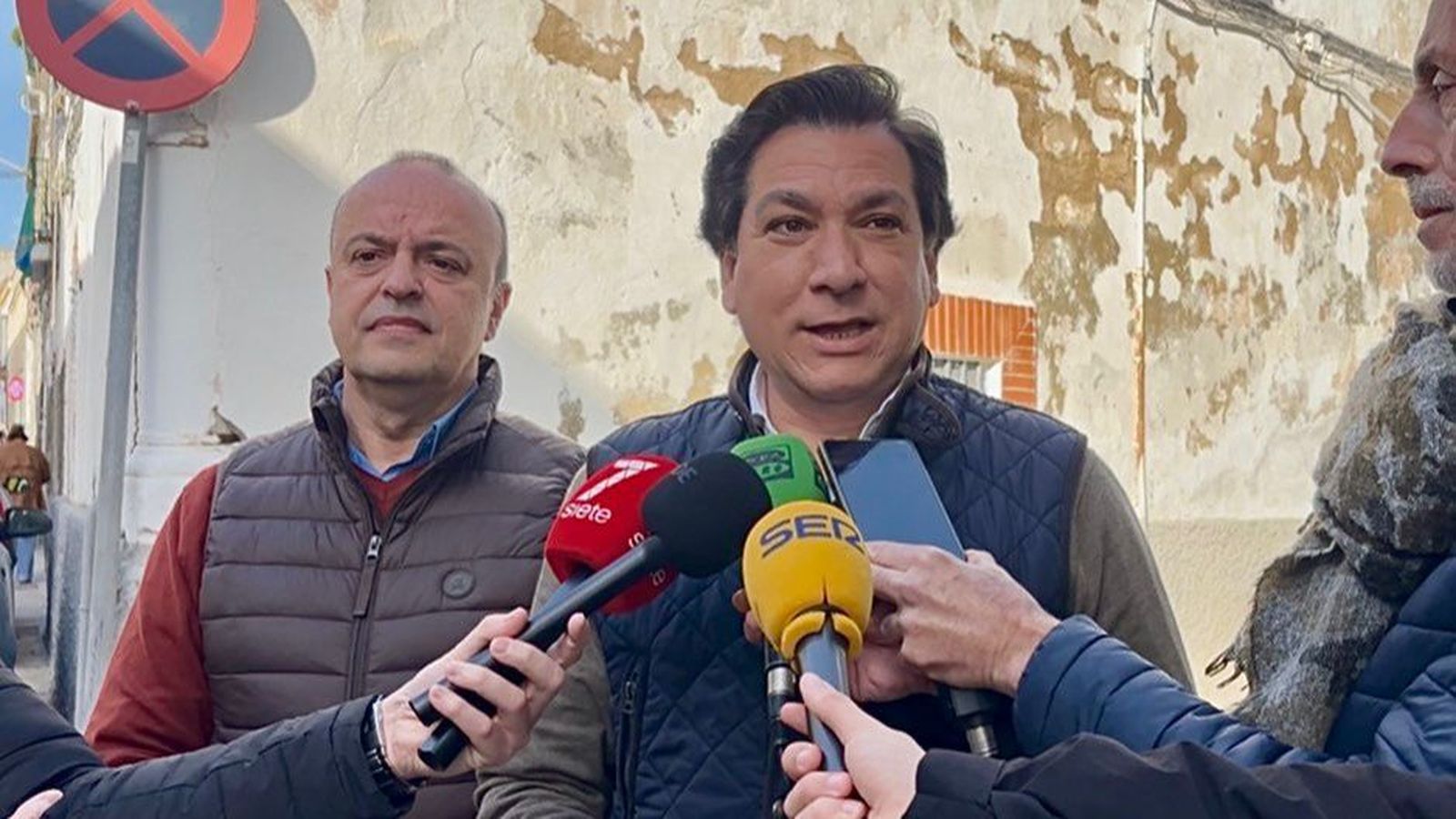 Los concejales de Vox en Jerez, comparecen en la calle Nueva de Santiago.
