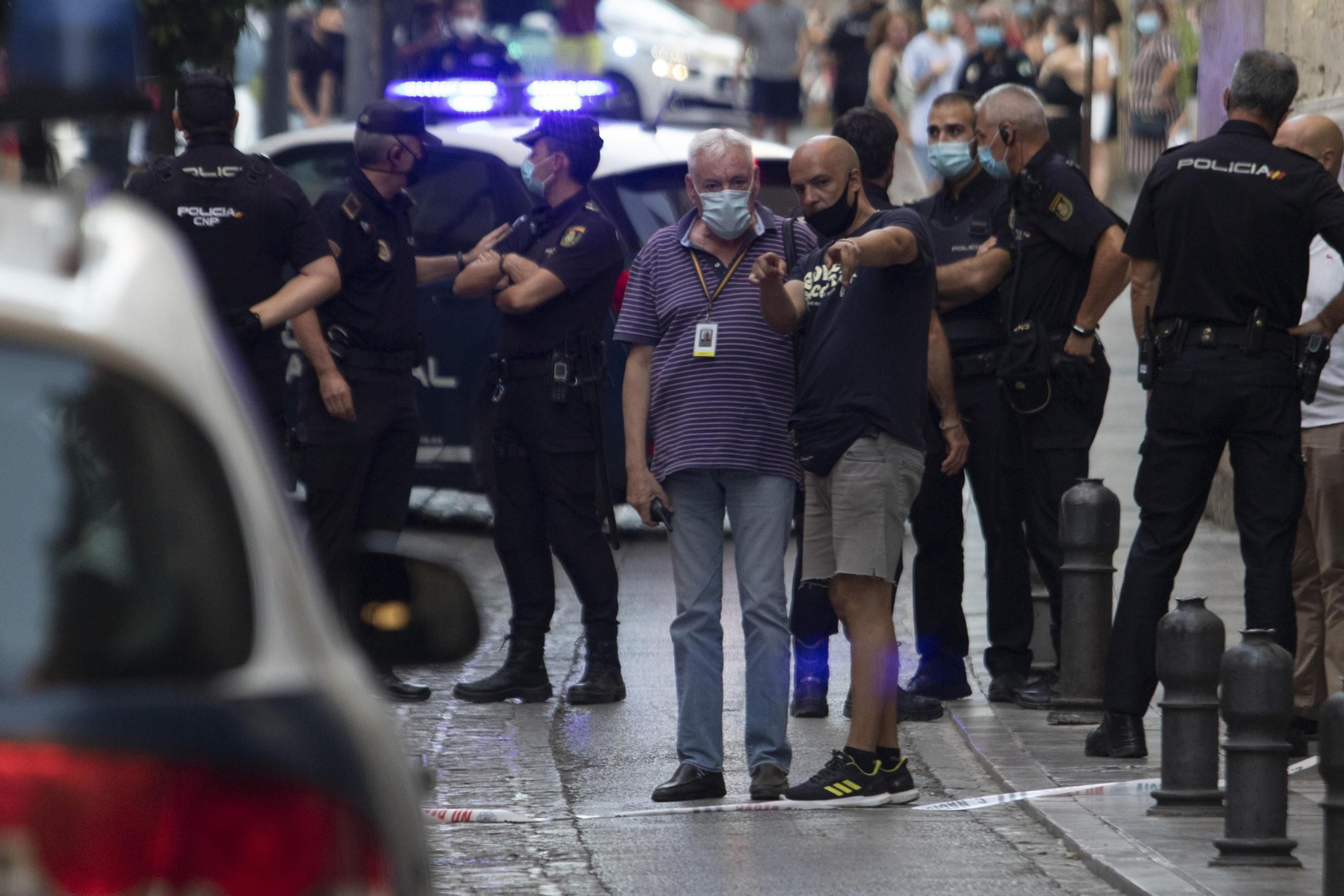 La calle Cárcel Baja, plagada de agentes de la Policía Nacional, tras el incidente del pasado martes en el entorno de la Catedral.
