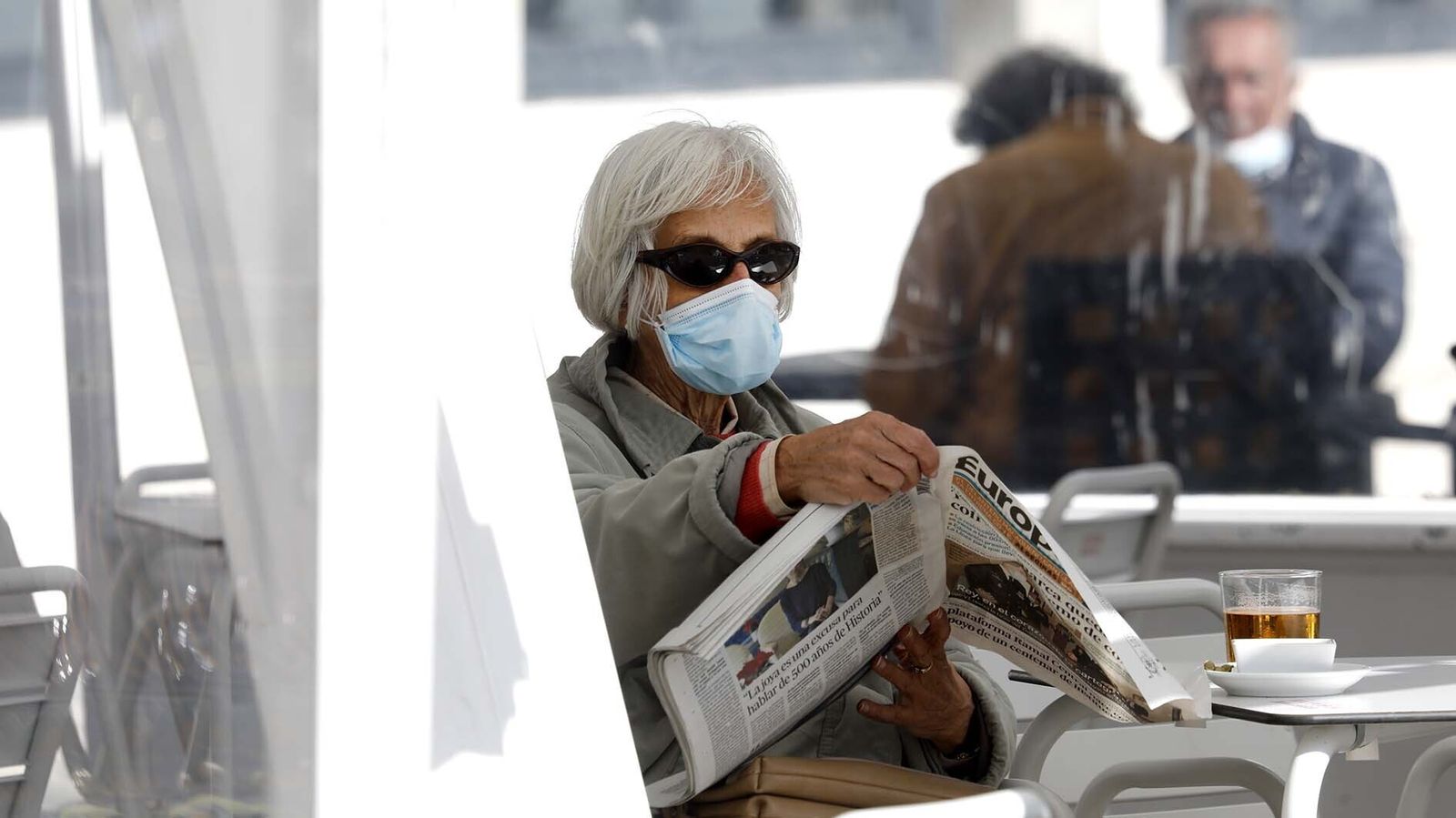Una mujer se informa sobre la pandemia con un ejemplar de 'Europa Sur'.