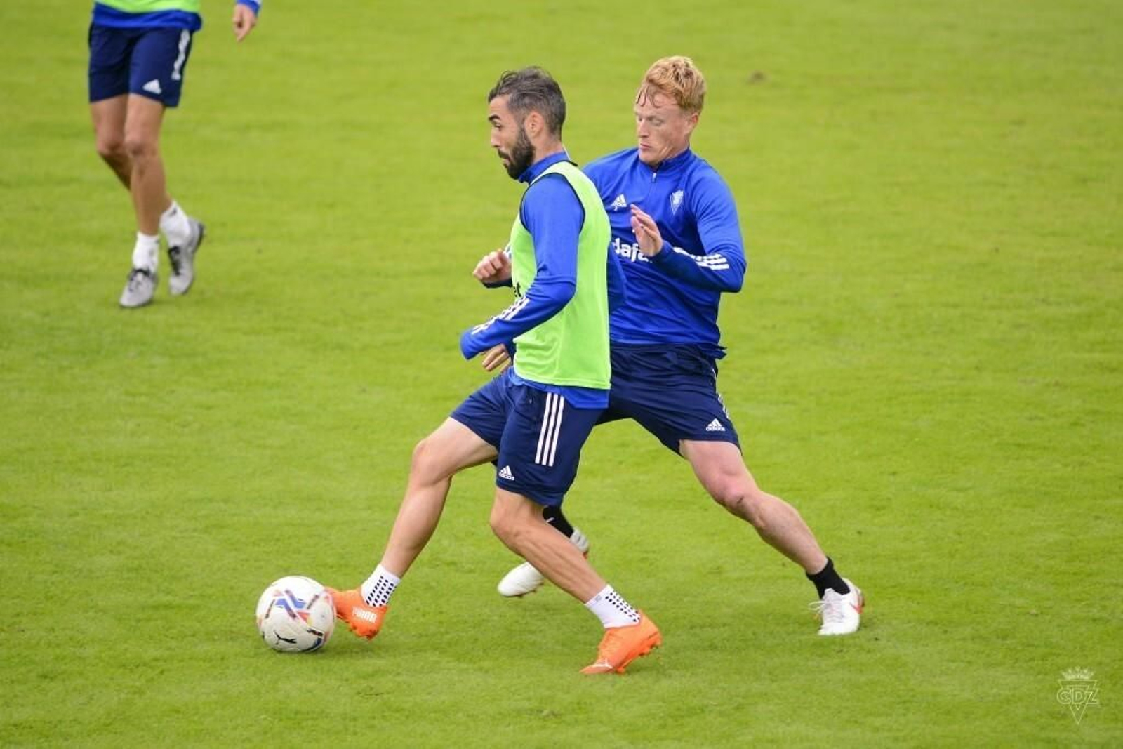 Alberto Perea y Jonsson pugnan por el balón en una sesión.