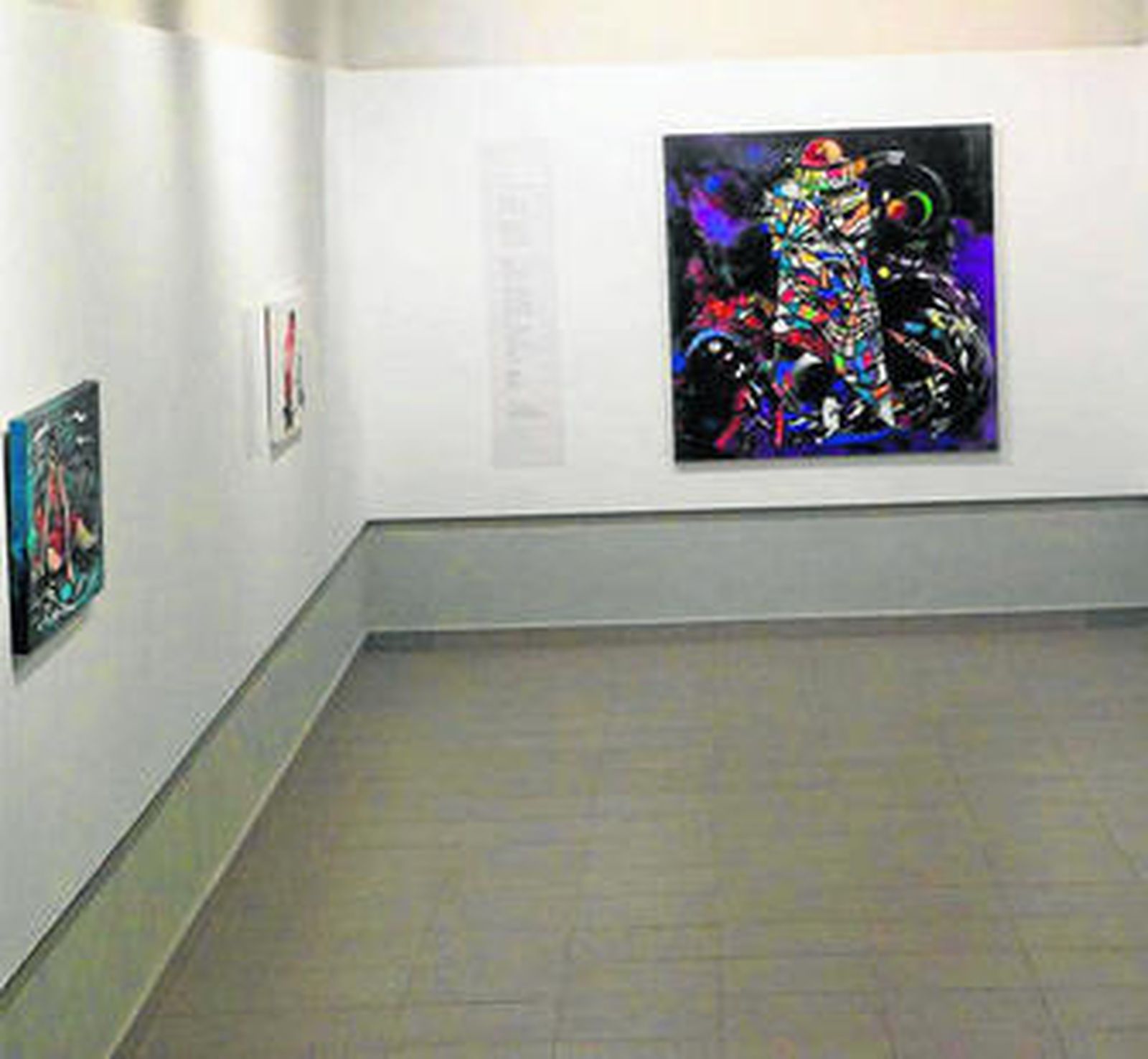 Cuadros de la sala 'Tiempo Roto', de la exposición 'La Oscuridad del Faro'.