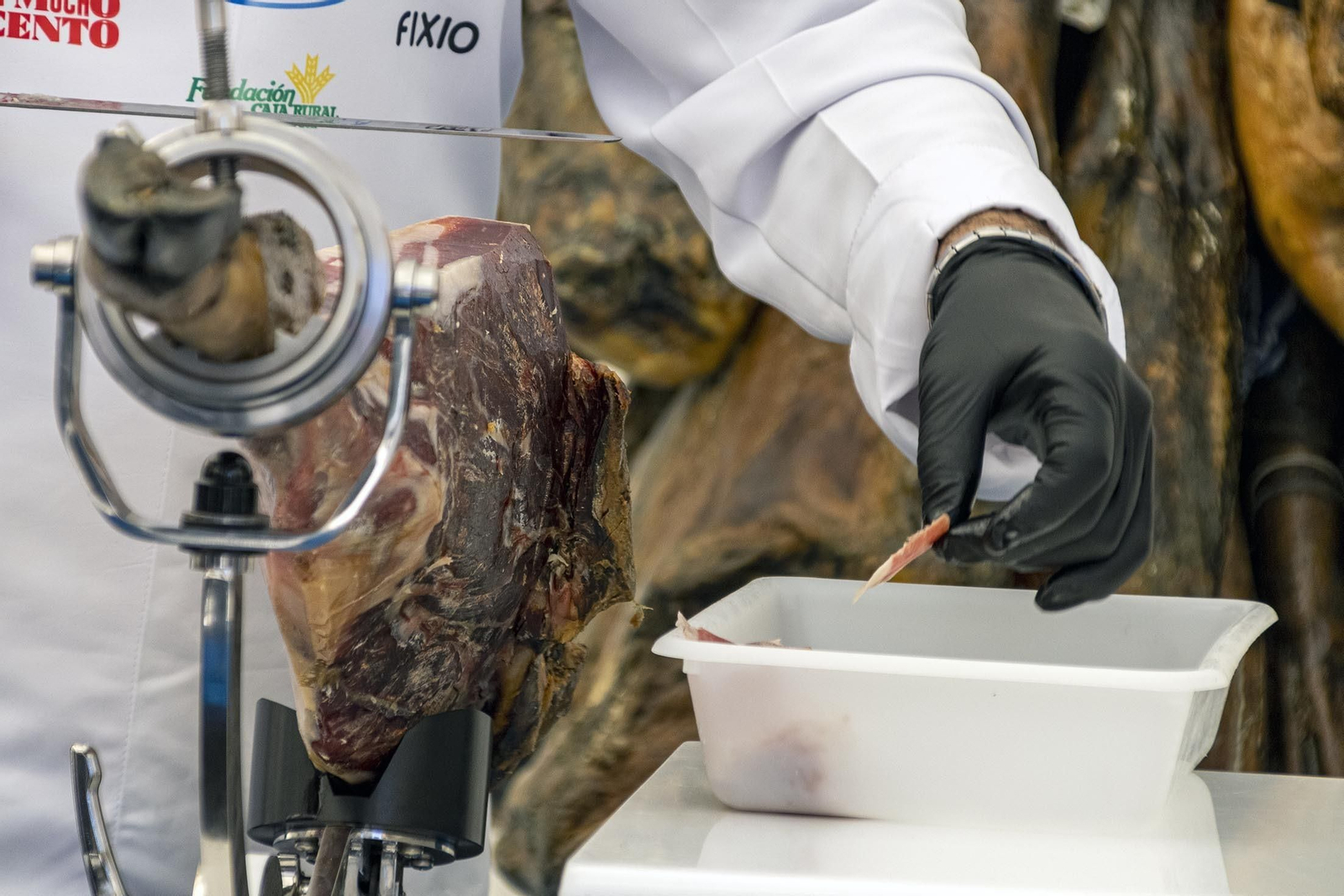 Imágenes del inicio del intento de conseguir el récord Guinnes de cortar jamón en Huelva