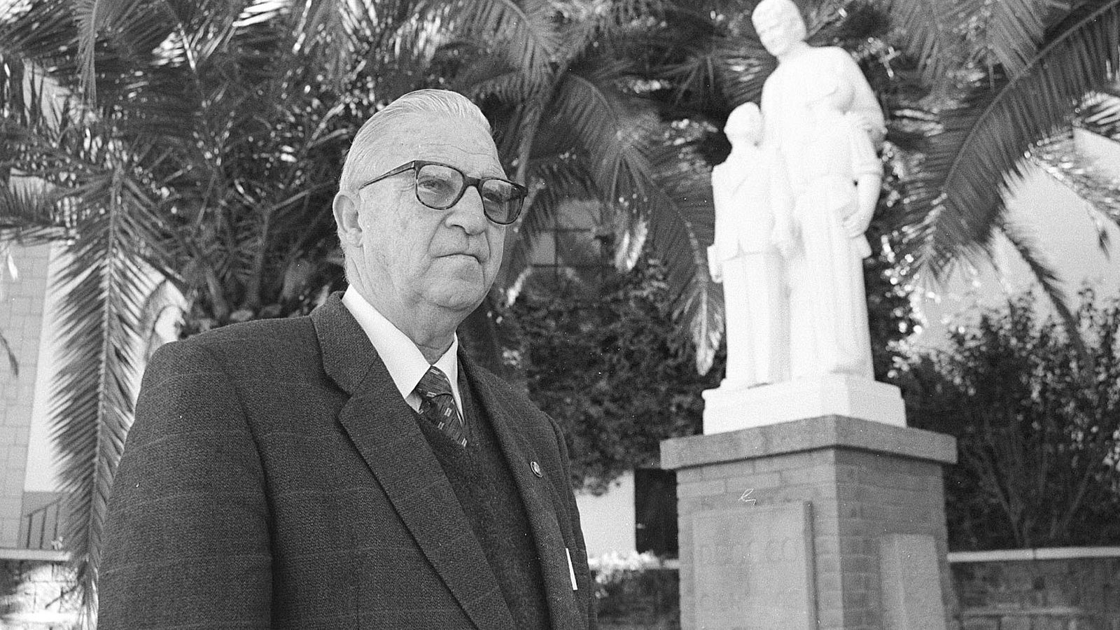 Don Venerando, junto a la estatua de san Juan Bosco en Algeciras.
