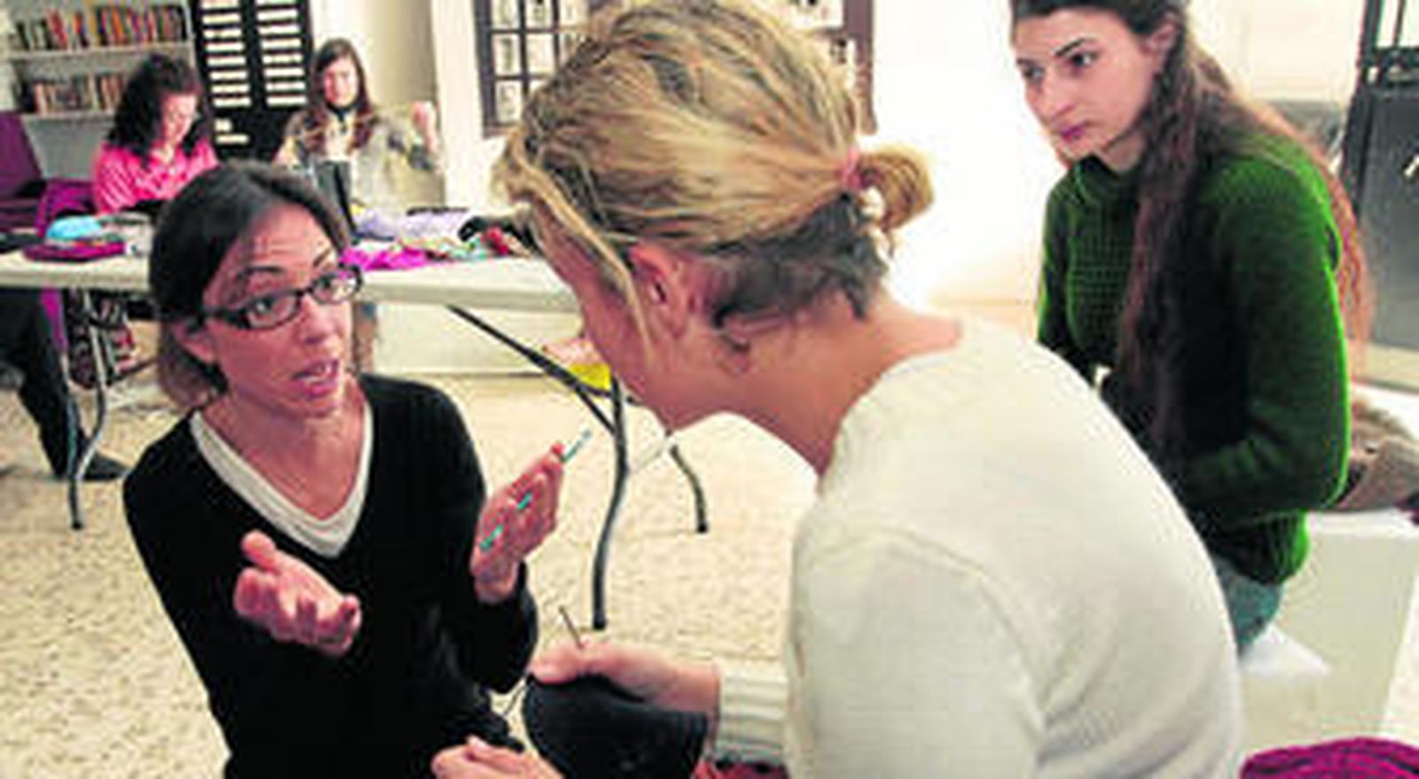 María Barragán y algunas de sus alumnas, en una de las clases de croché.