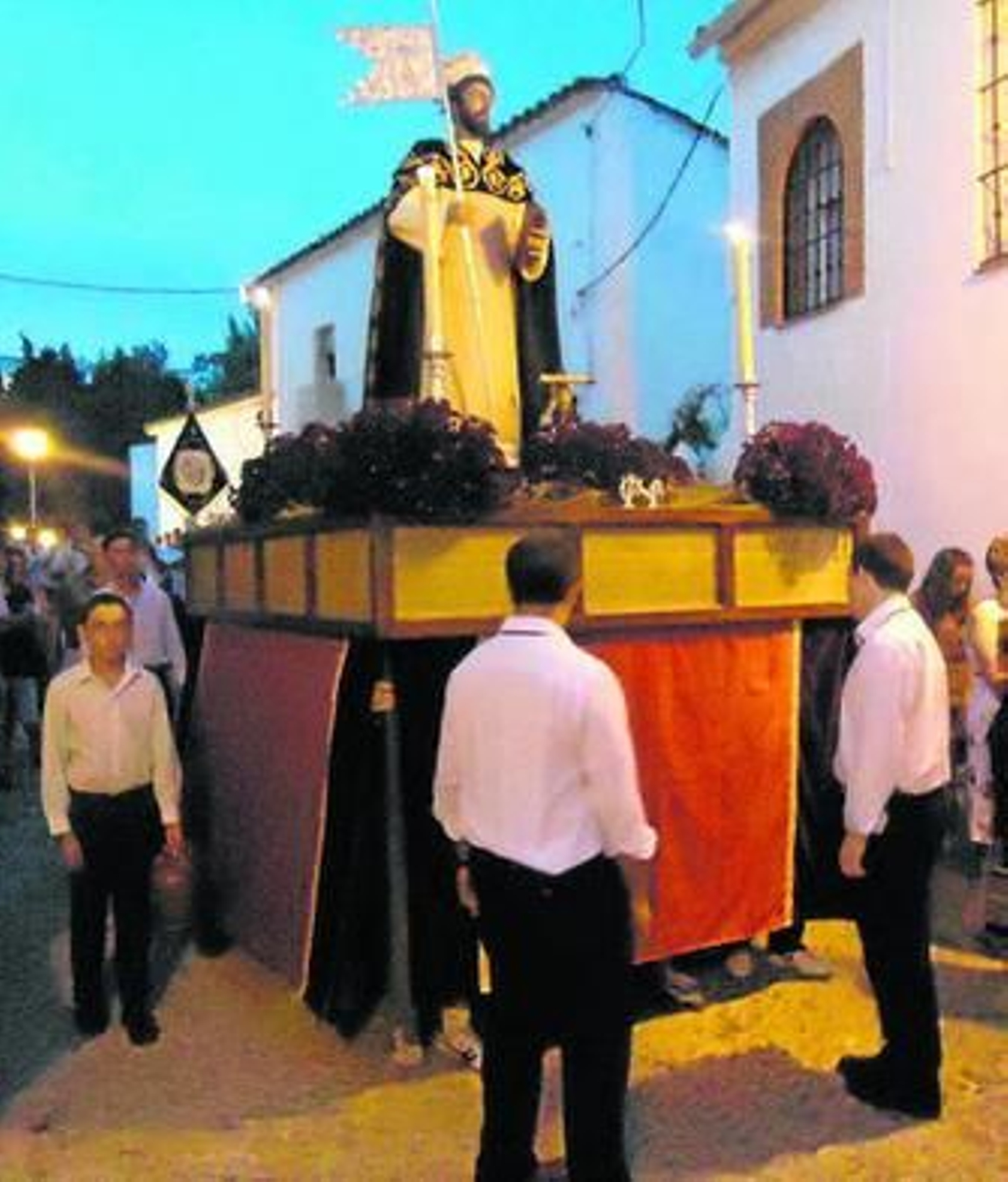 Imagen de Santo Domingo por las calles de la localidad.