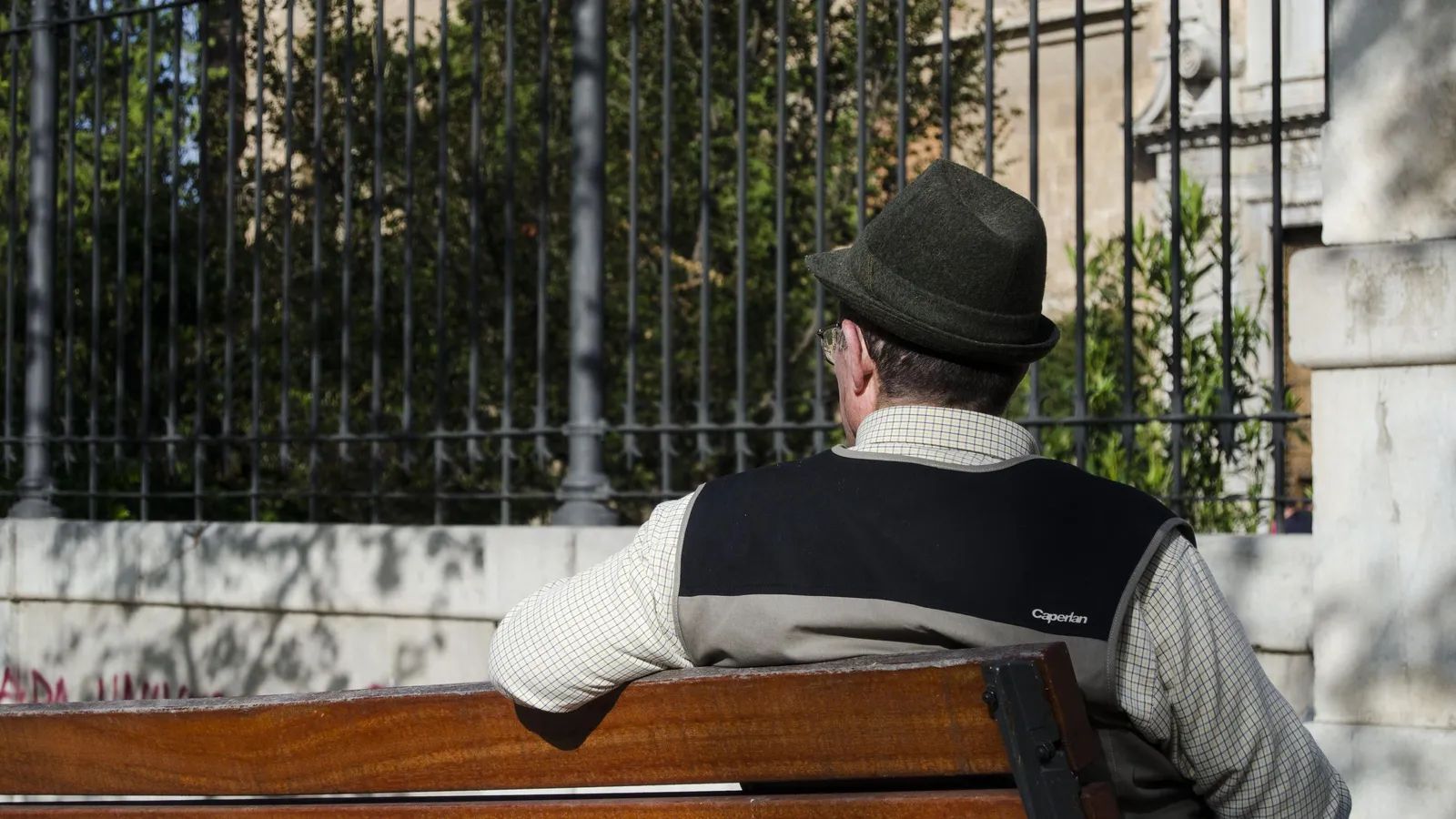 Un hombre sentado en un banco.