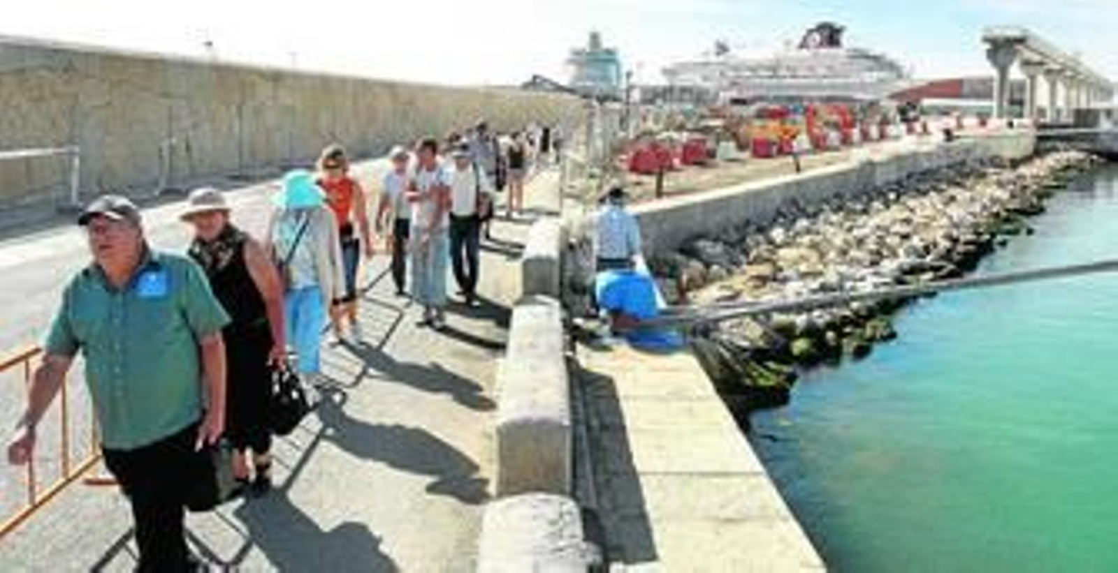 Un grupo de turistas se dirige a visitar la ciudad.