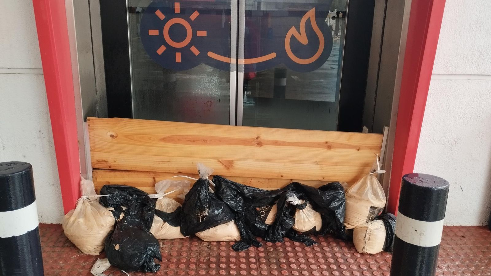 Bolsas para atajar el agua en la puerta de gasolinera Alaska. Bolsas para atajar el agua en la puerta de gasolinera Alaska.
