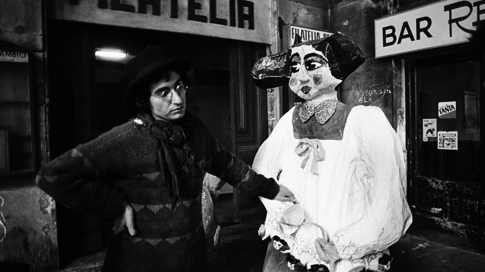 Ocaña en el traslado de obras para la exposición 'La Primavera', Barcelona, 1982.