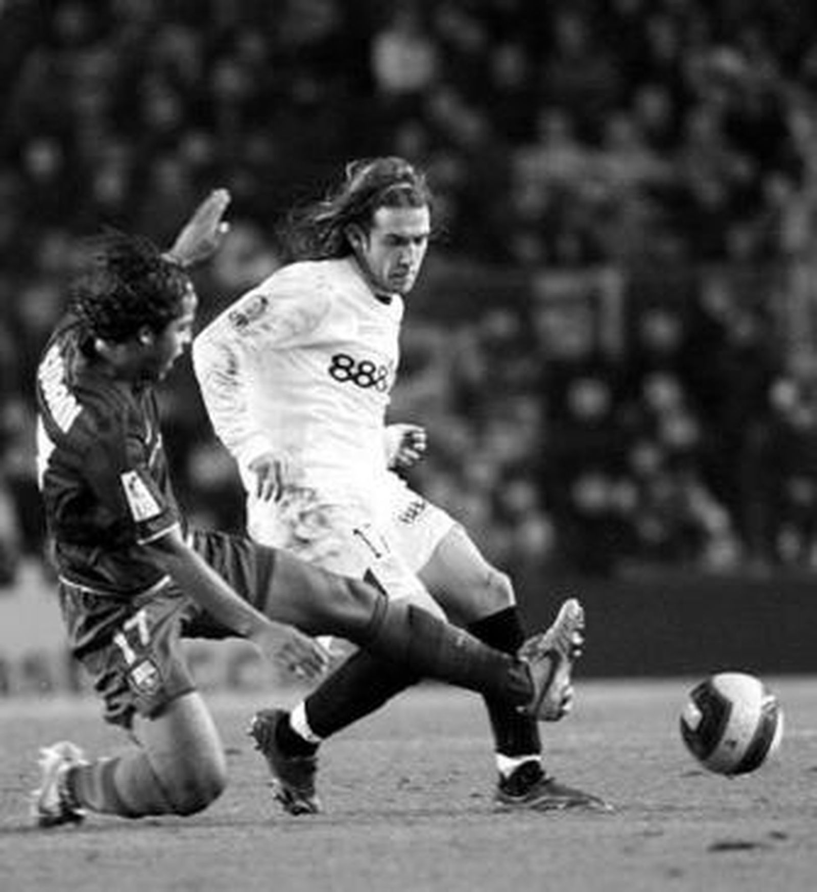 Diego Capel recibe la entrada del barcelonista Giovani.