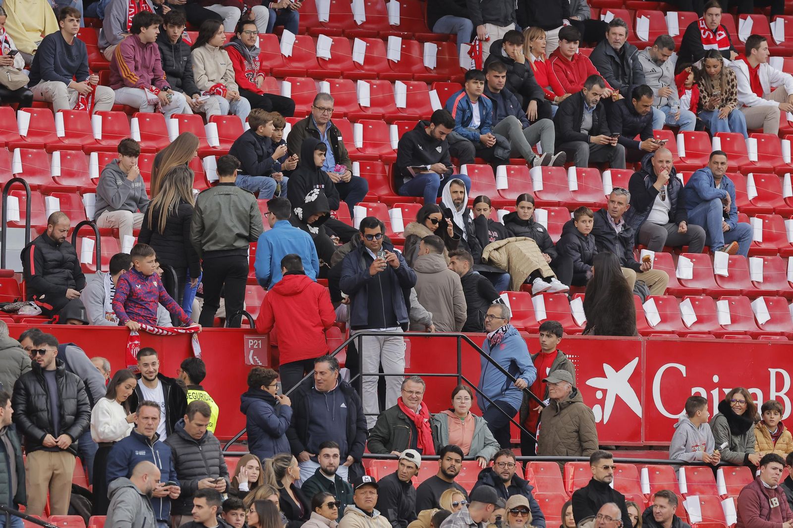 Búscate en las fotos del Sevilla -Betis
