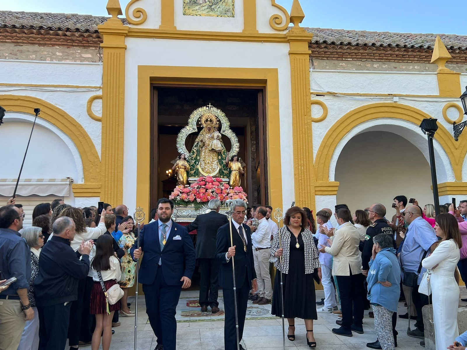 En imágenes: La patrona de Santisteban procesiona y renueva su mayordomía otro Pascuamayo