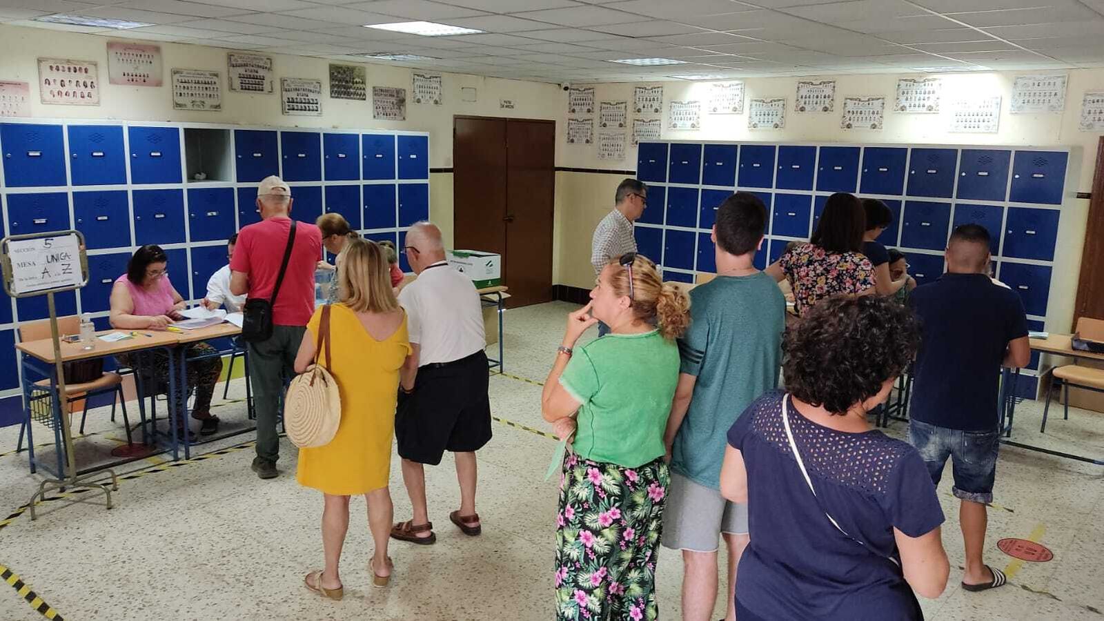 Colas para votar esta mañana en el colegio público de La Granja.