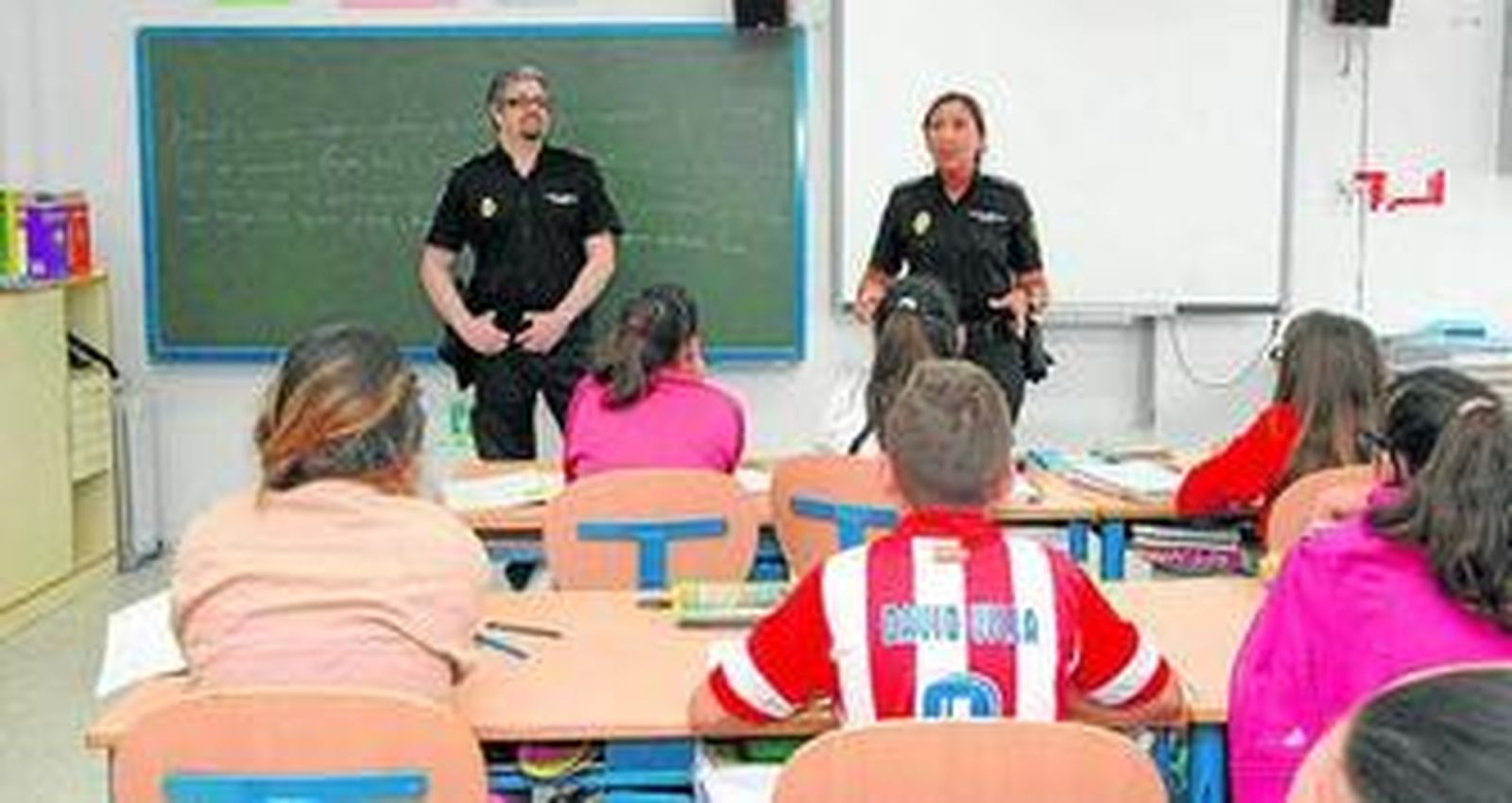 Agentes advierten de los riesgos de internet en un colegio isleño, en 2014.