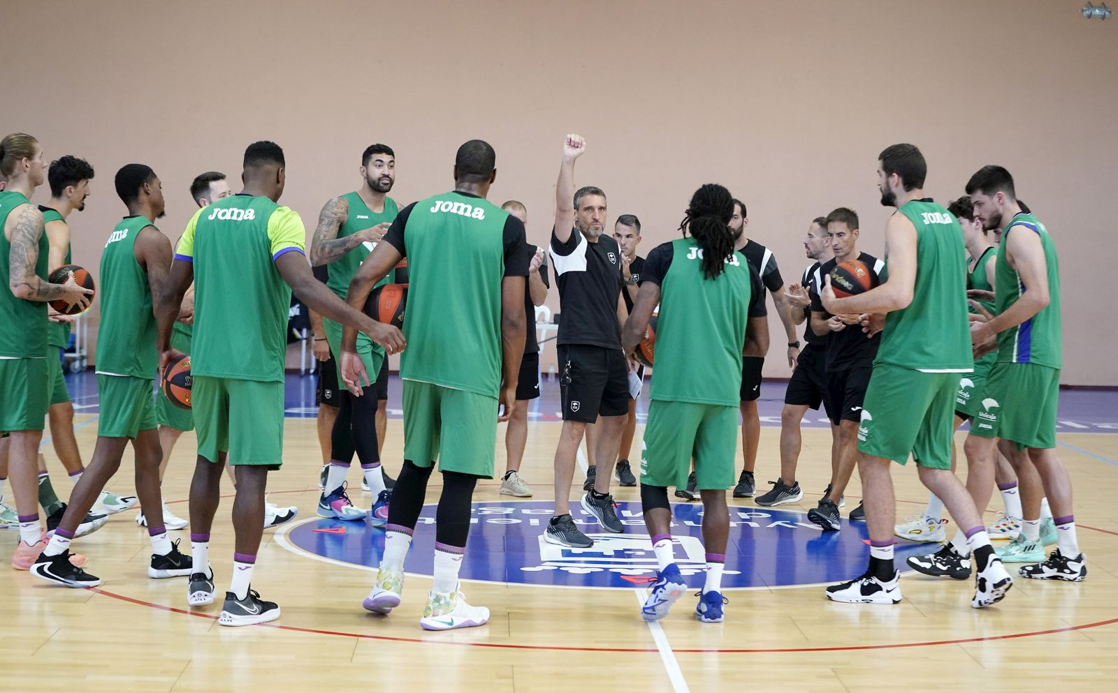 Ibon Navarro da órdenes en un entrenamiento.