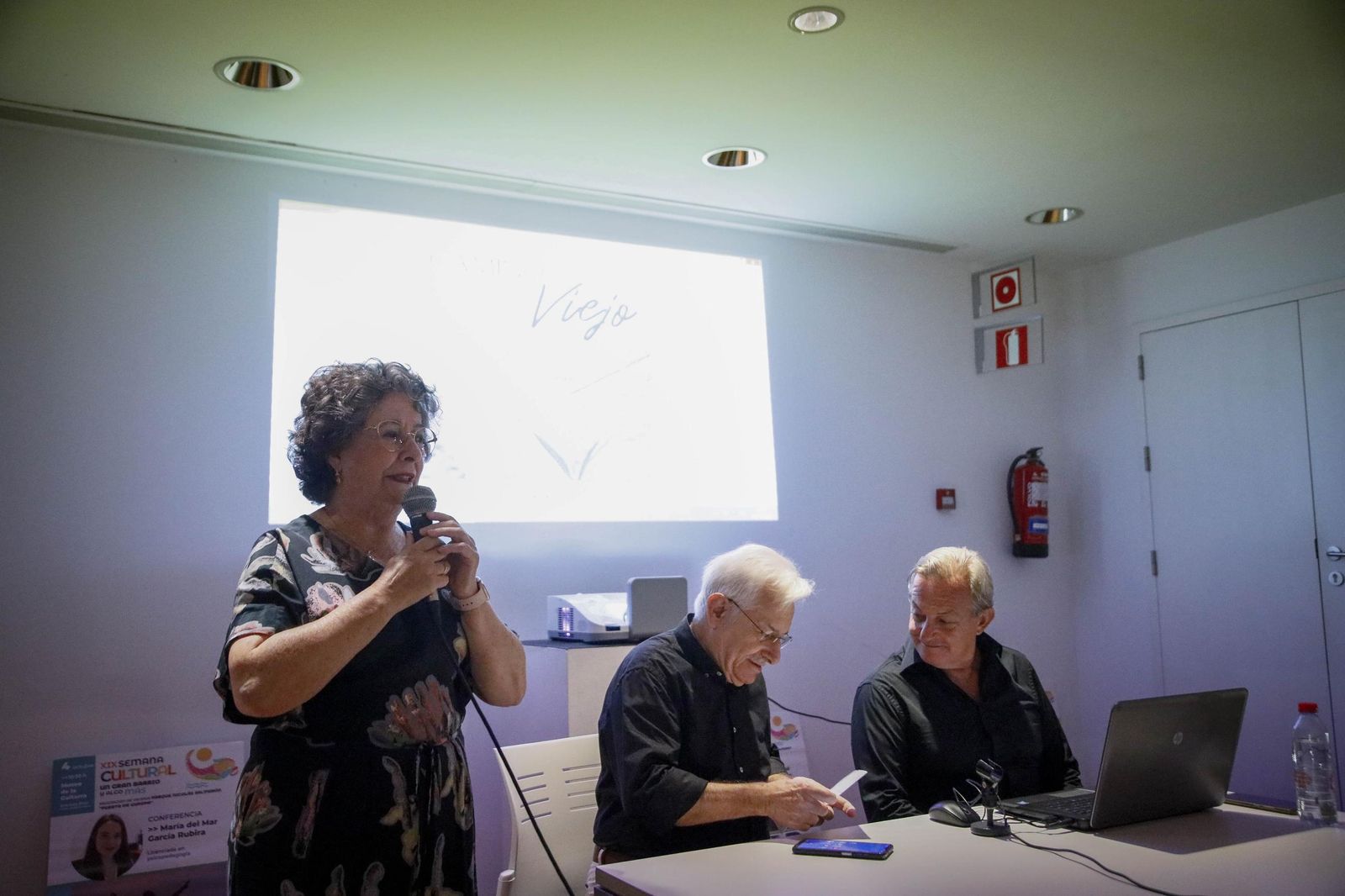 Las imágenes de la conferencia dentro de la "Semana Cultural Puerta Europa" de Ginés Valera en Almería