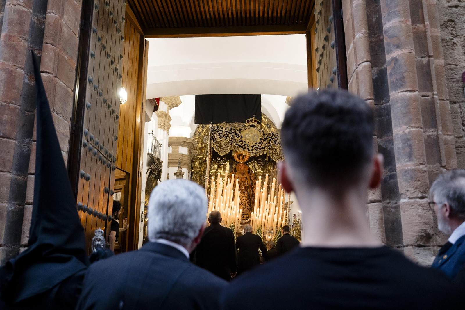 Las imágenes de la salida procesional de la Orden de Servitas en la Semana Santa de Cádiz