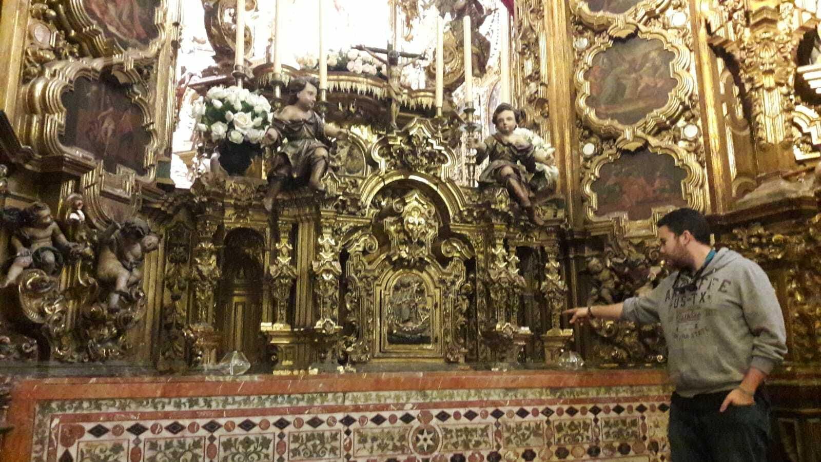 Uno de los hermanos de la cofradía señala el sitio en el que reposaba la talla