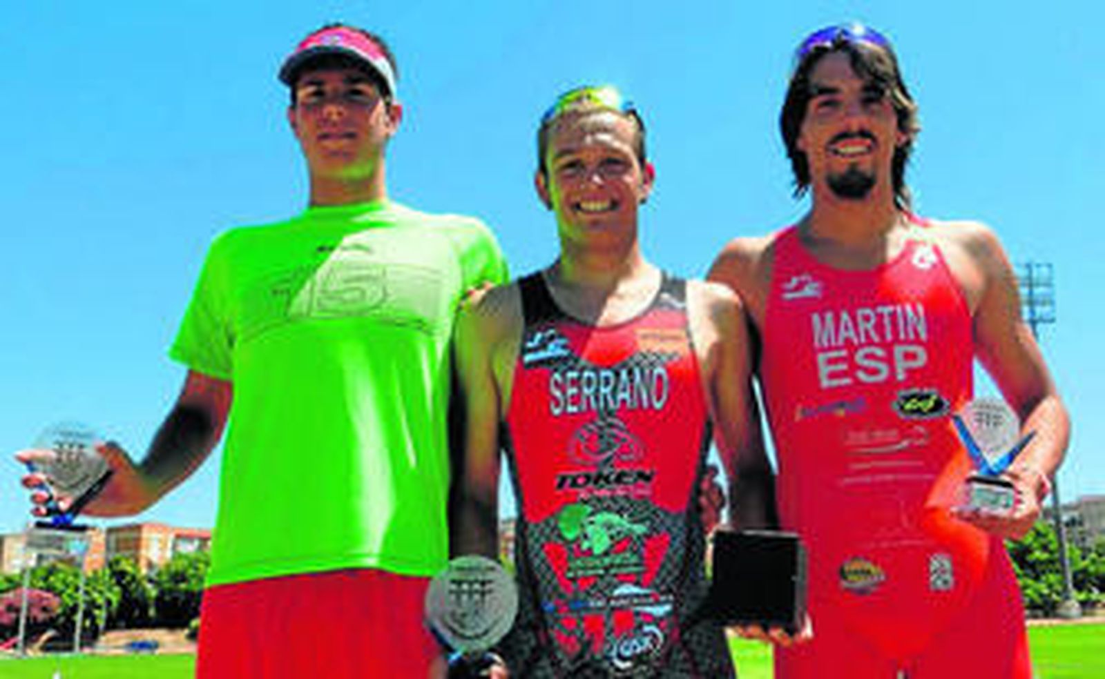 Pedro Serrano, flanqueado en el podio por Alejandro Cañas y Gregorio Martín.