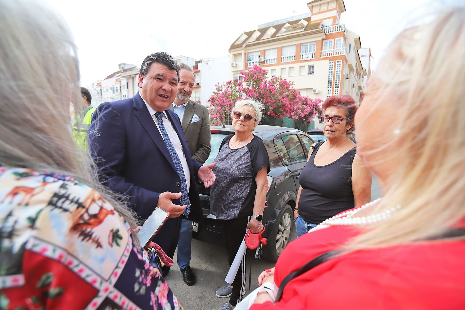 Gabriel Cruz habla con vecinos durante la campaña electoral.