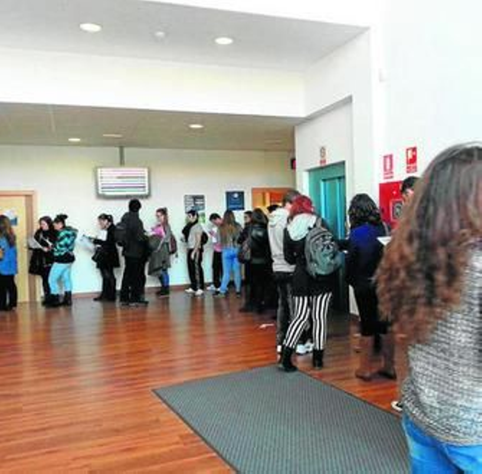Colas en el edificio de Becas del campus de Teatinos.