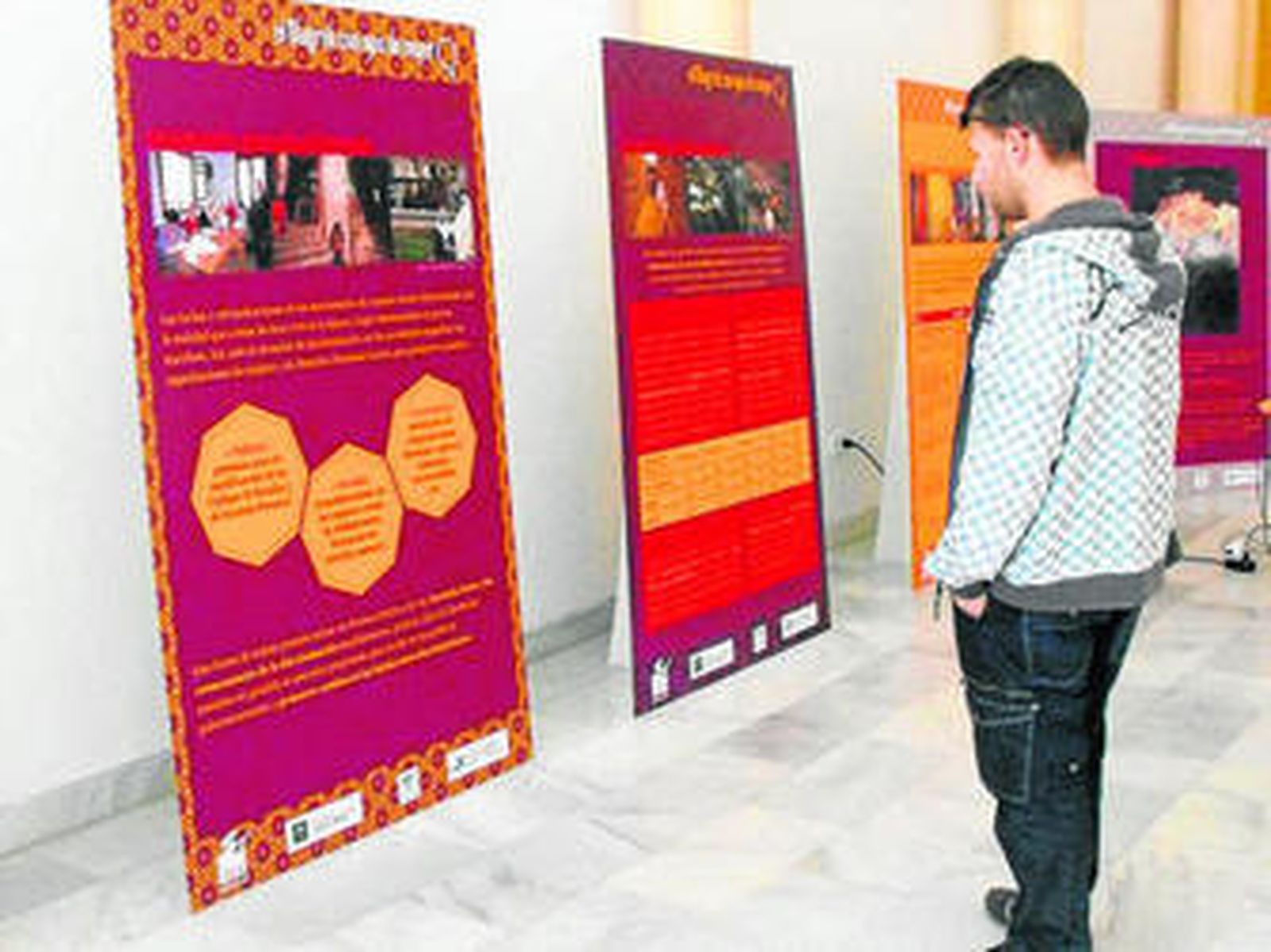 Un joven hace lectura de la información propuesta en la exposición.