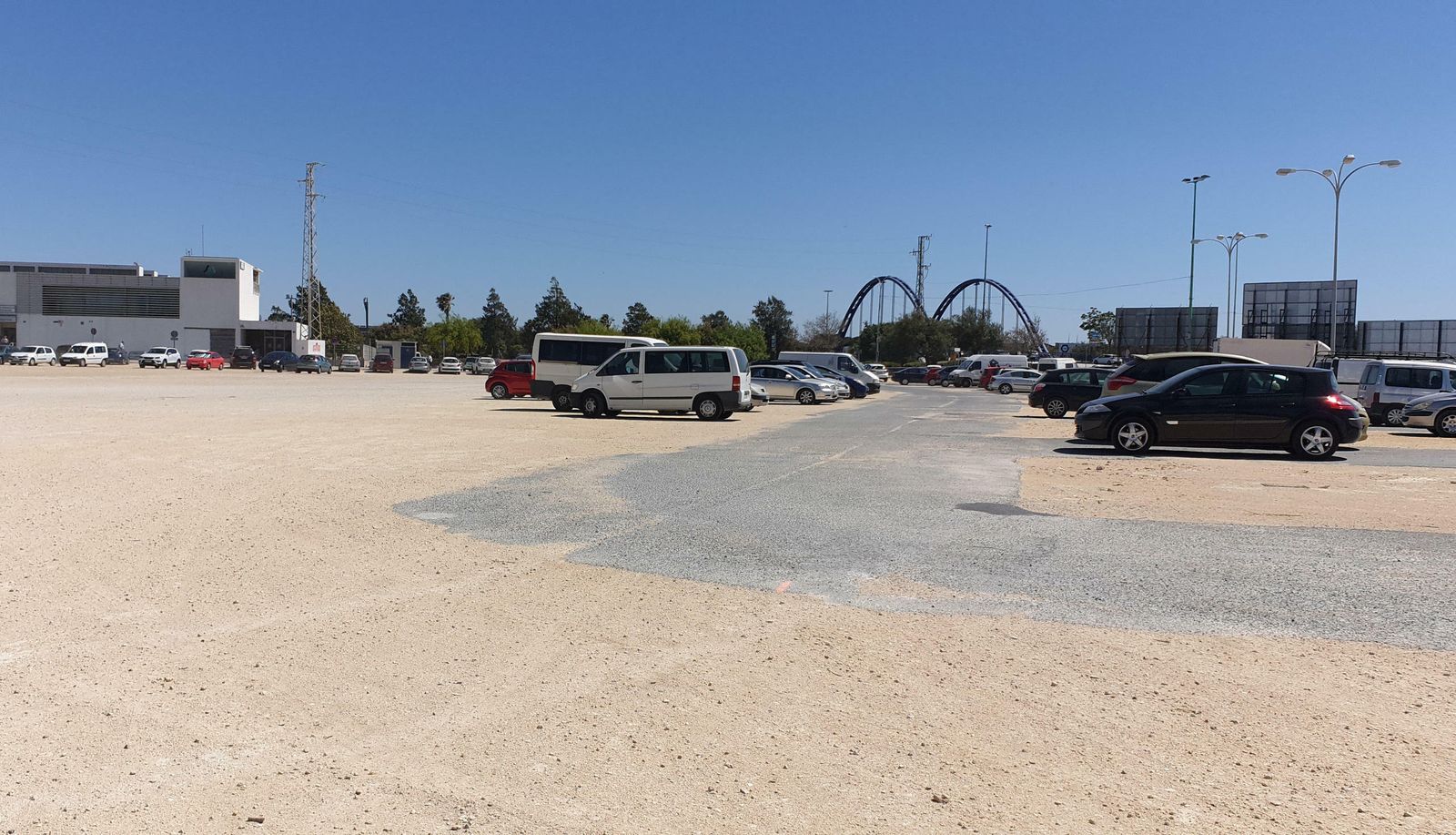 Estado actual de la explanada de La Longuera con el Centro de Especialidades al fondo.
