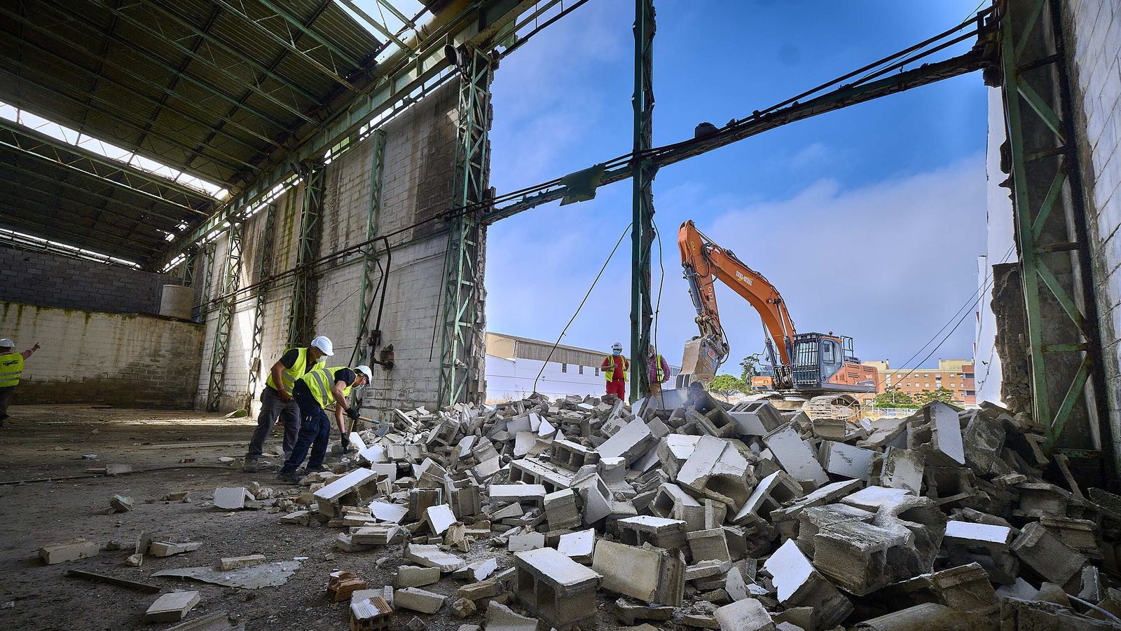 Derribo en una nave en el polígono exterior.