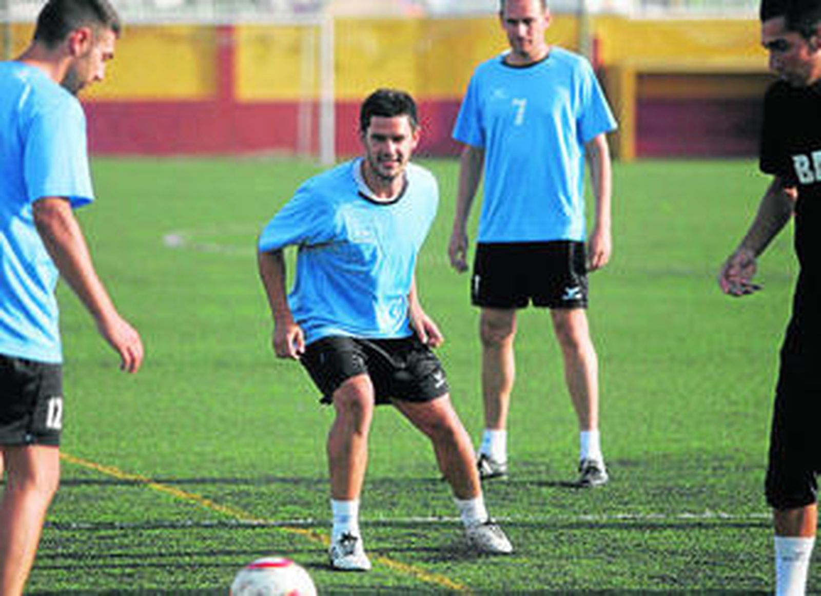 Ocaña, en el centro de la imagen, se ejercitó ayer con sus nuevos compañeros en los campos anexos del Municipal.