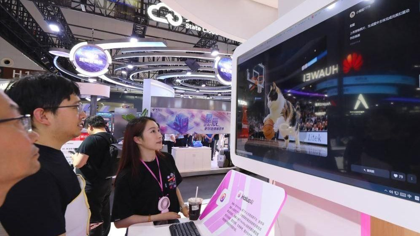 Visitantes prueban sus manos con un herramiento de creación de videos impulsada por IA en la Conferencia Mundial sobre IA 2025, en Shanghai