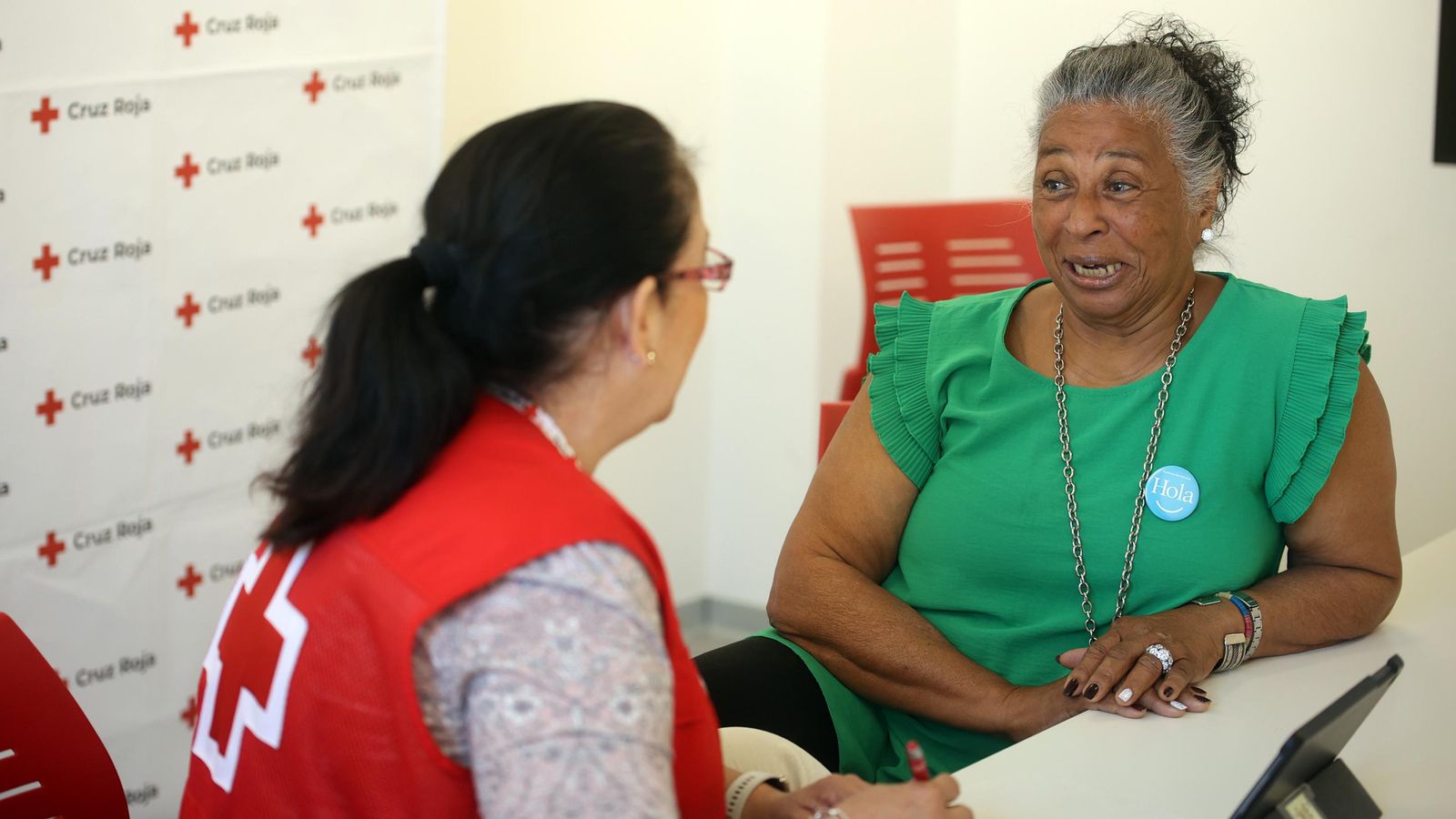 Margarita, habla con personal de la Cruz Roja en las instalaciones de Jerez.