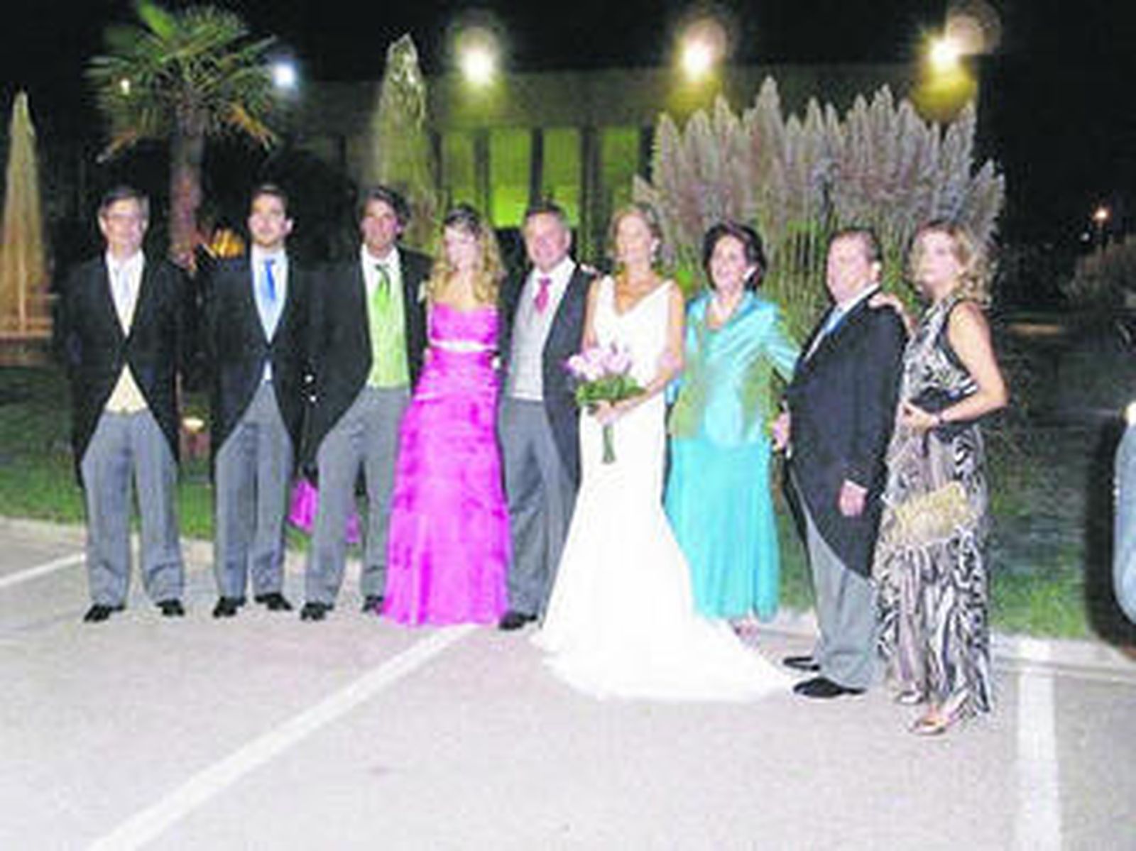 Lucía Medina y José María Suescun con sus padrinos y familia.