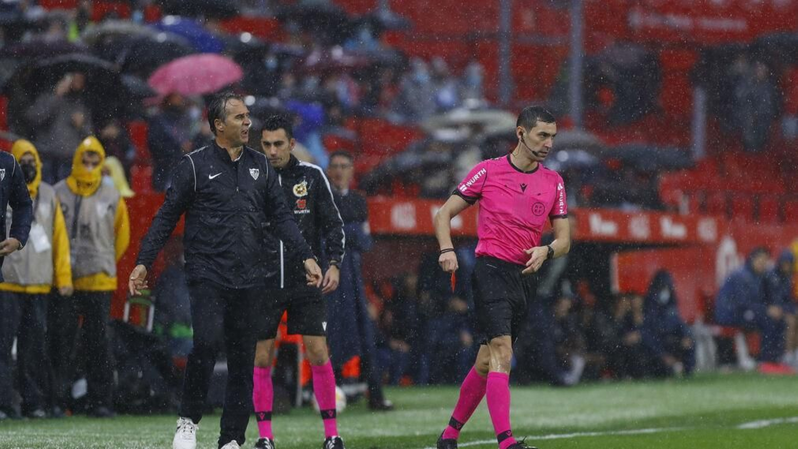 Julen Lopetegui protesta a Muñir Ruiz la expulsión de Pablo Sanz, su segundo, ante el Alavés.