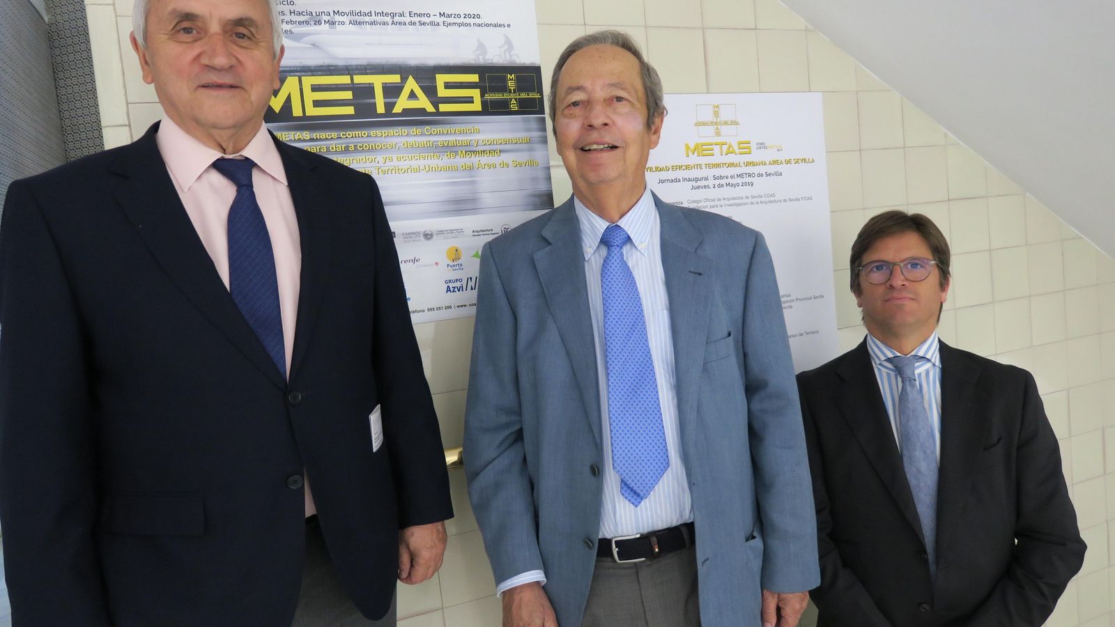 El decano del colegio de Ingenieros de Caminos Luis Moral Ordóñez y el representante en Sevilla Agustín Argüelles Martín. Detrás, el secretario José Luis Sanjuan.